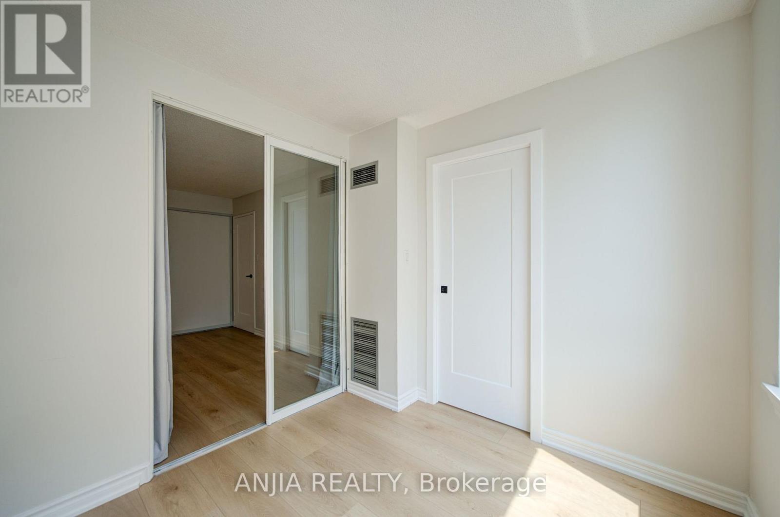 #912 633 BAY STREET - 28
