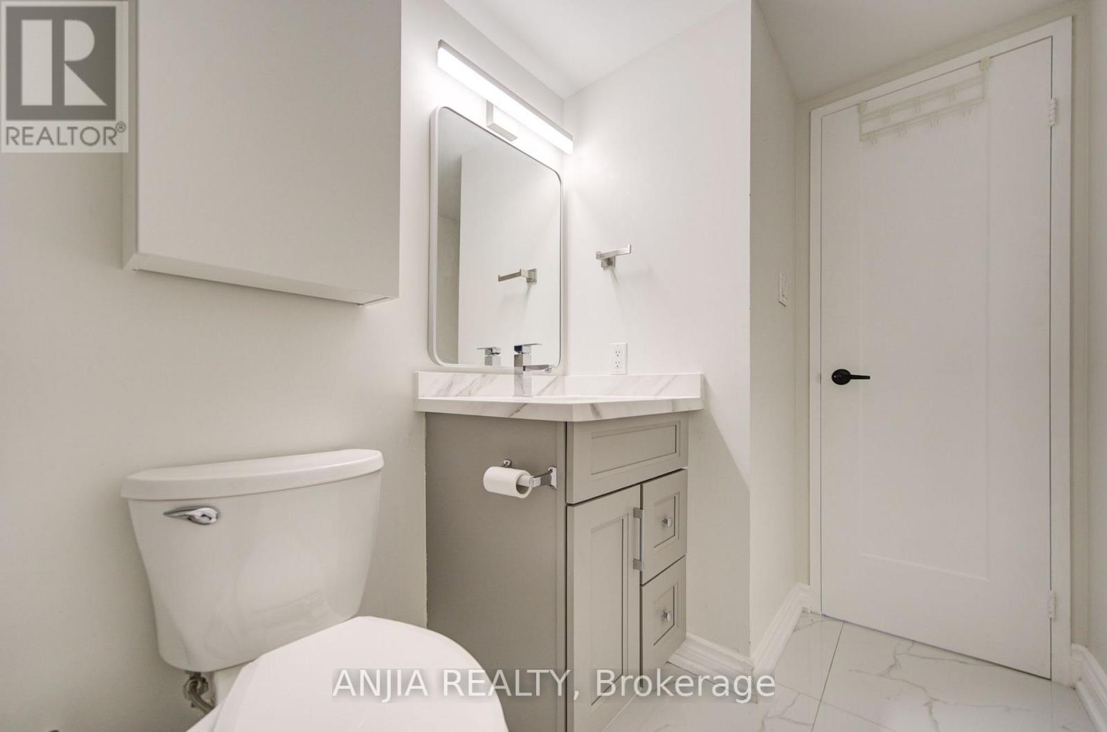 #912 633 BAY STREET - 37