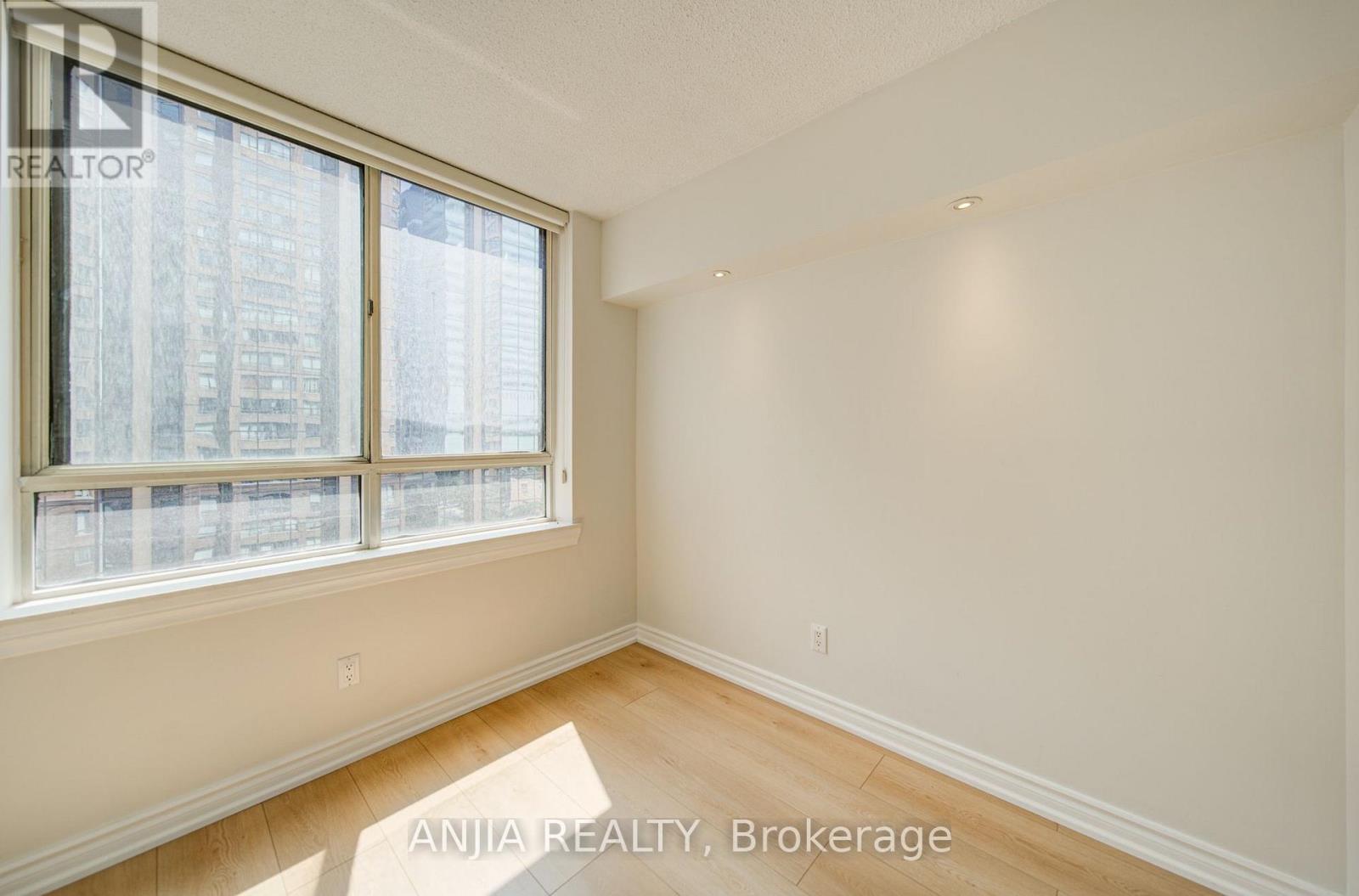 #912 633 BAY STREET - Image 30