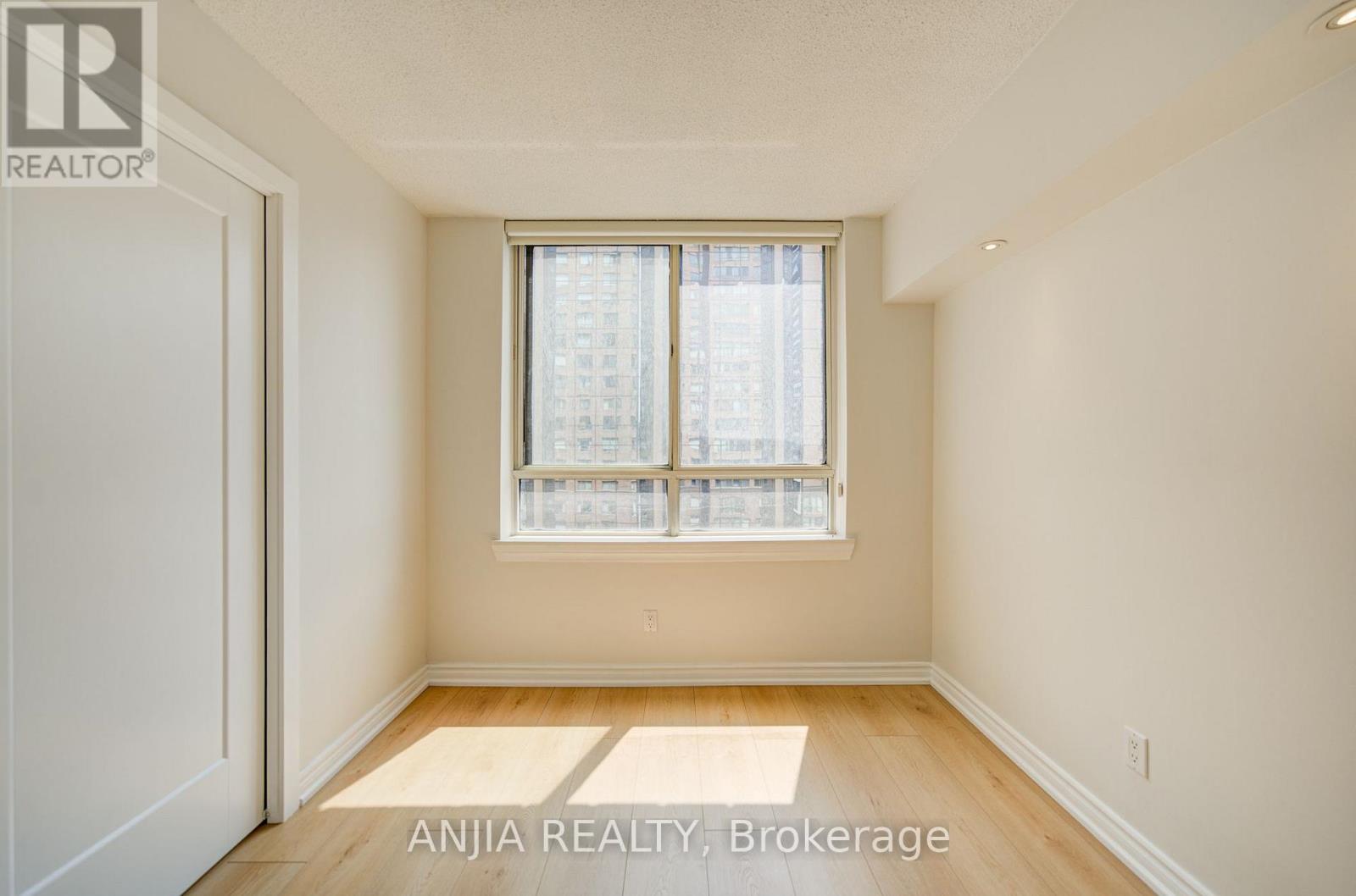 #912 633 BAY STREET - 31