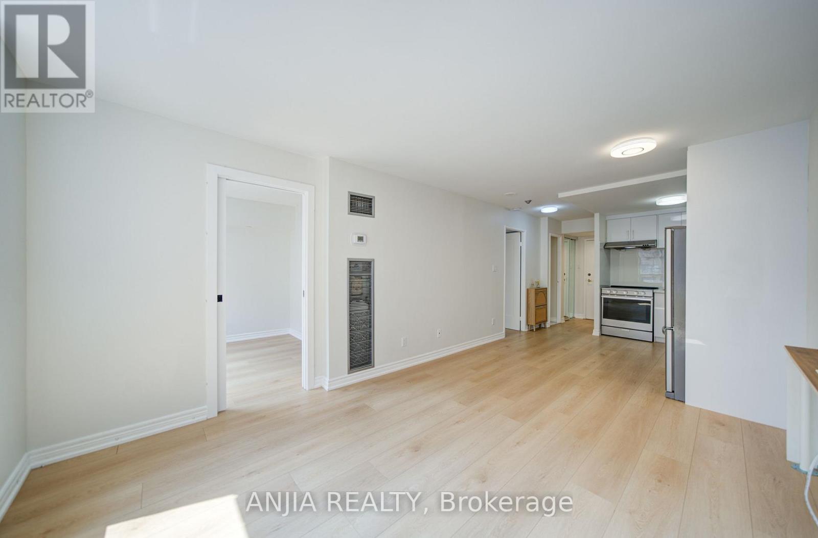 #912 633 BAY STREET - Image 35