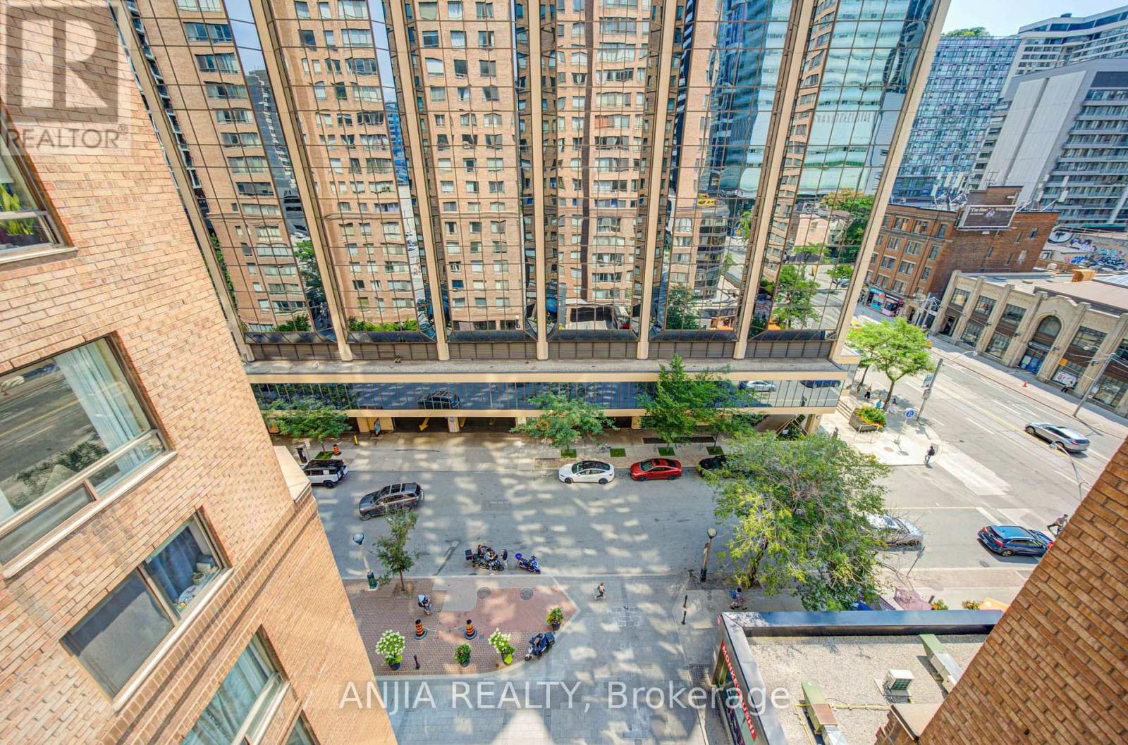 #912 633 BAY STREET - Image 32