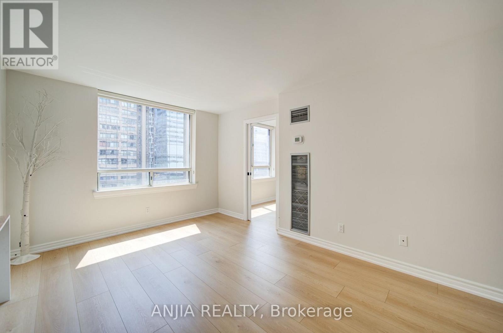#912 633 BAY STREET - Image 34