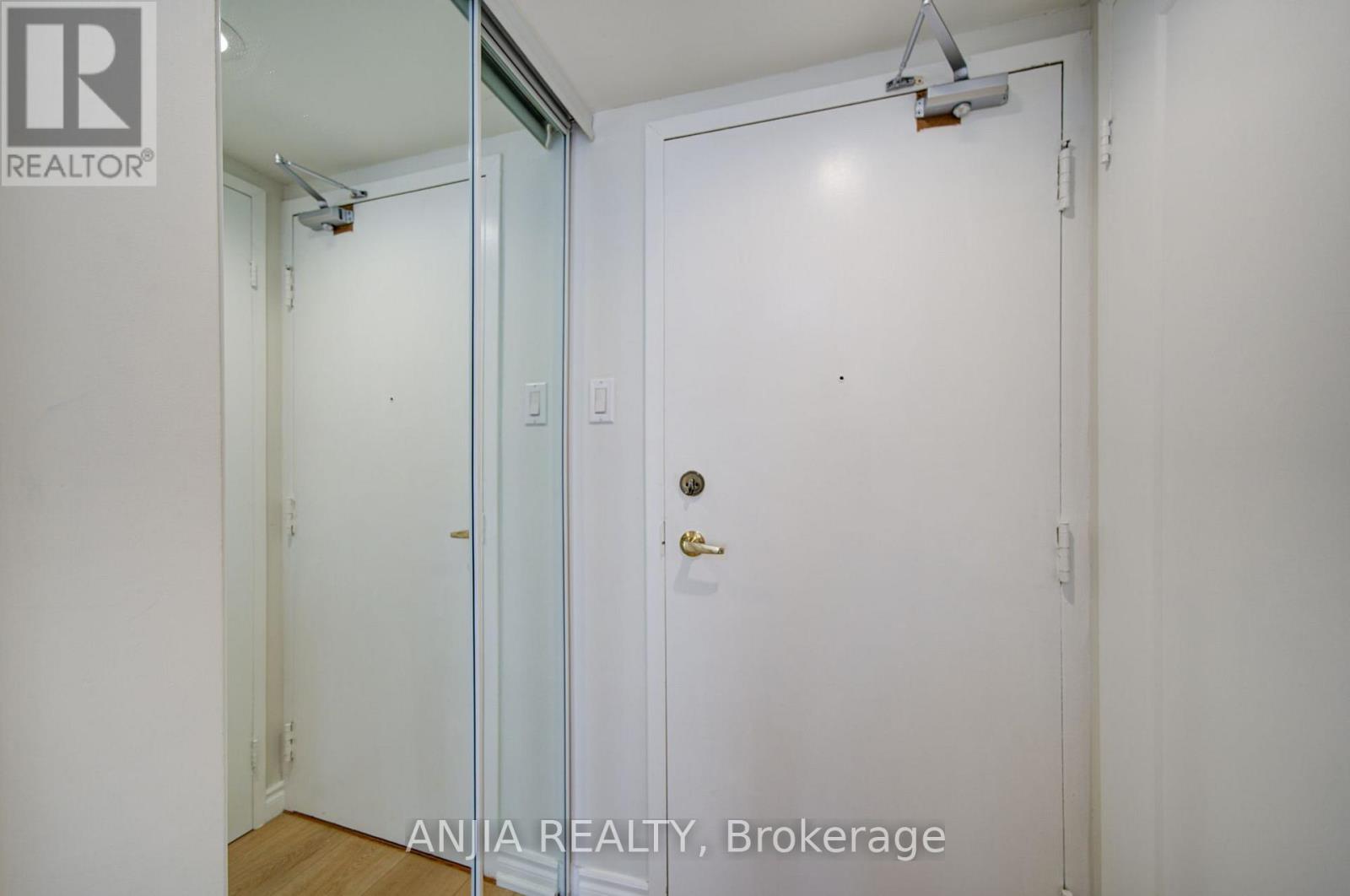 #912 633 BAY STREET - 9