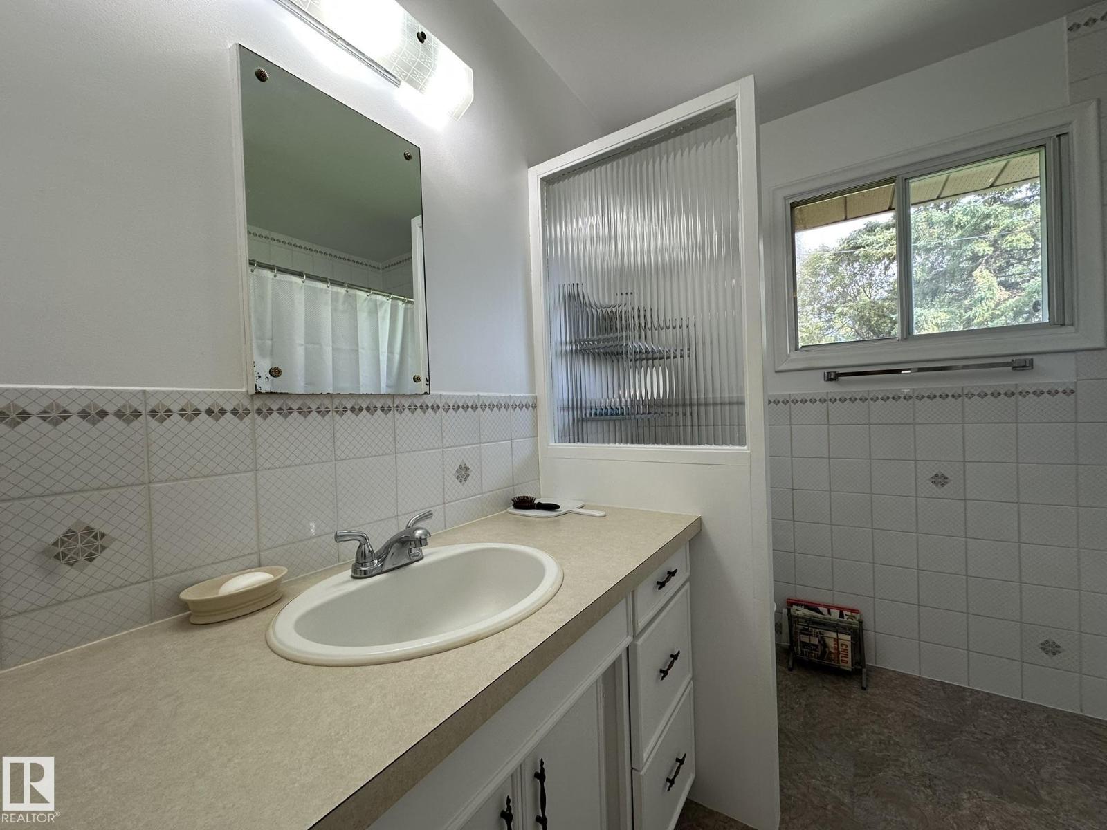 5029 48 ST - 14