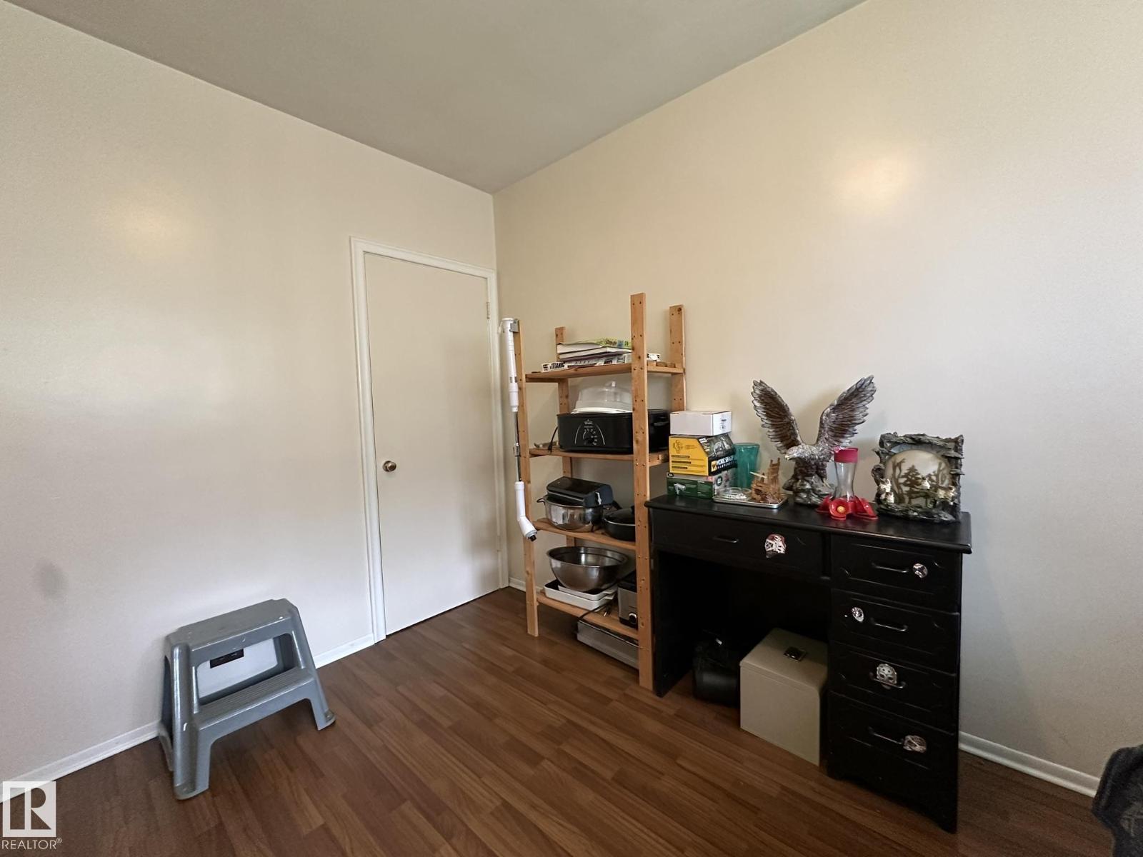 5029 48 ST - 23
