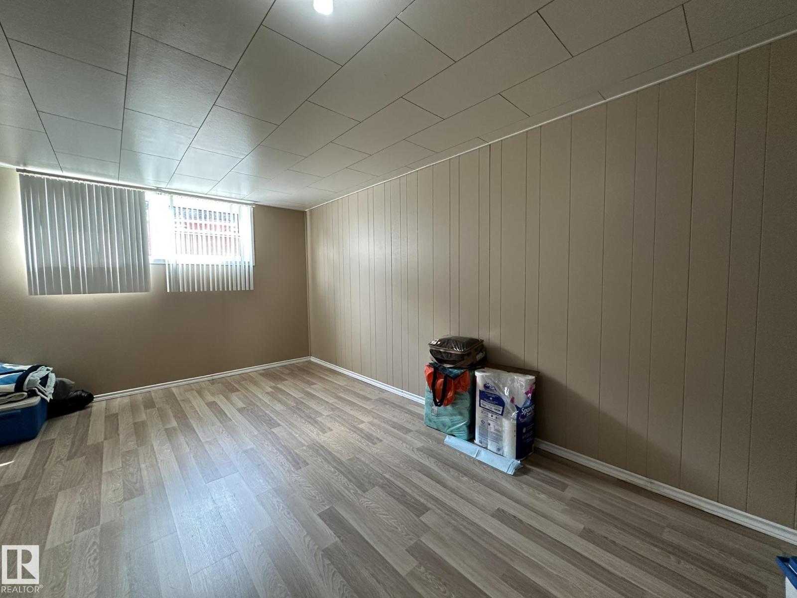 5029 48 ST - 26