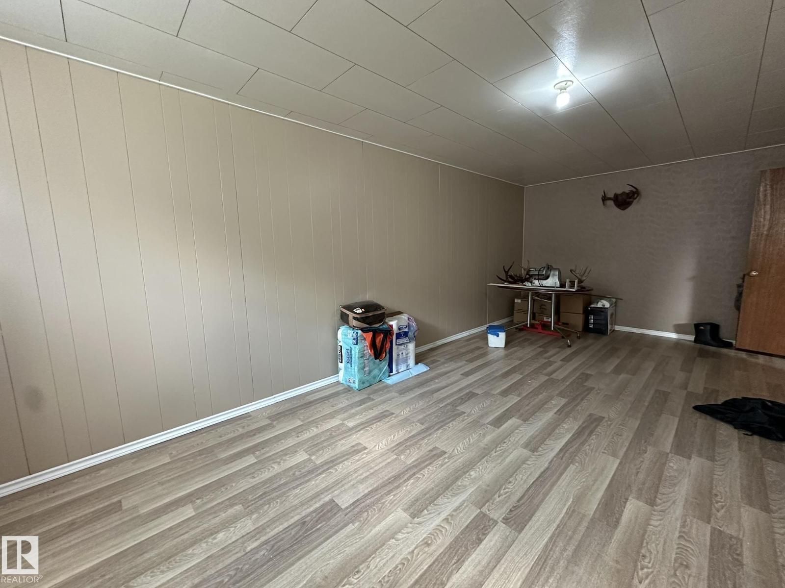 5029 48 ST - 28