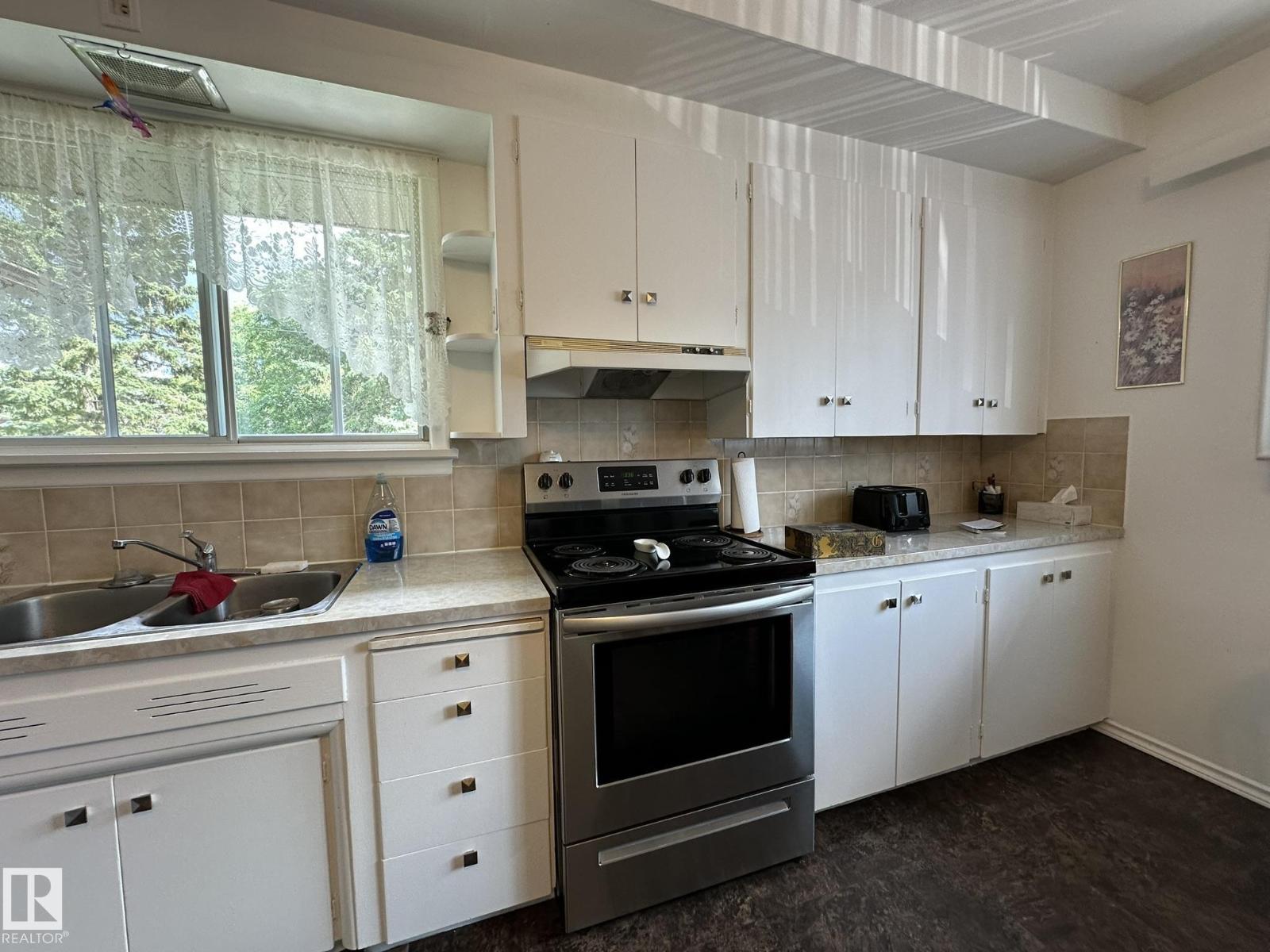 5029 48 ST - 8