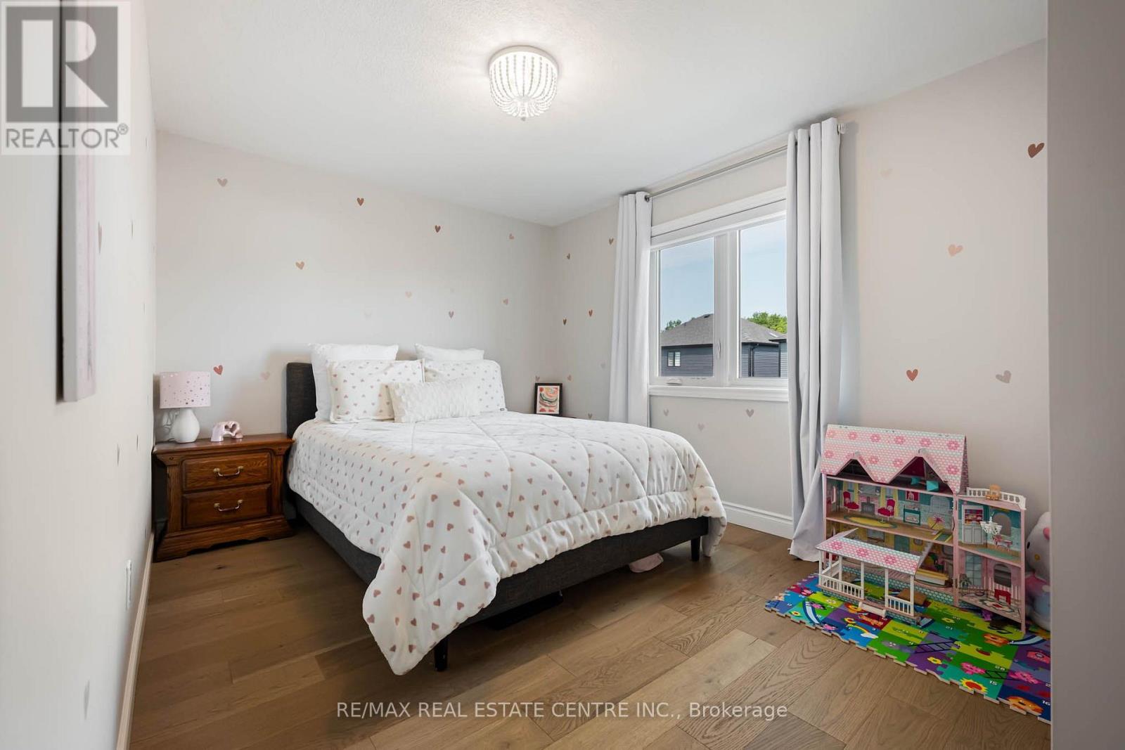 15 LANG LANE - Image 31