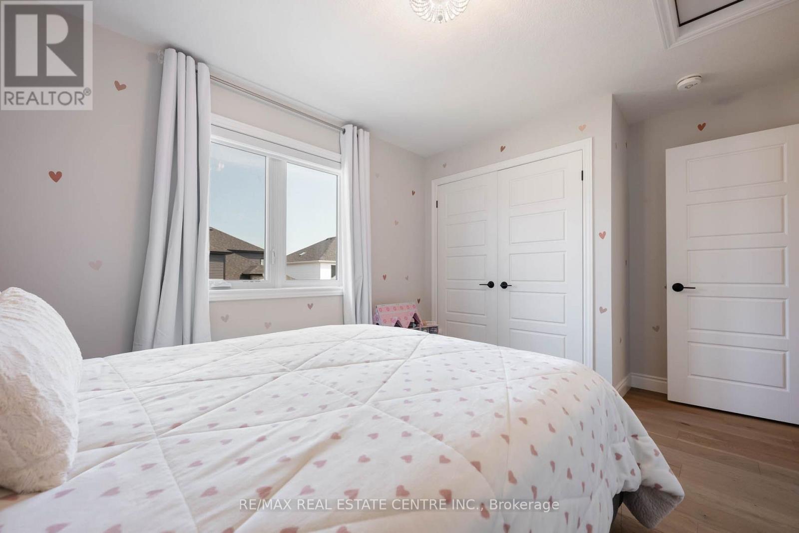 15 LANG LANE - Image 33