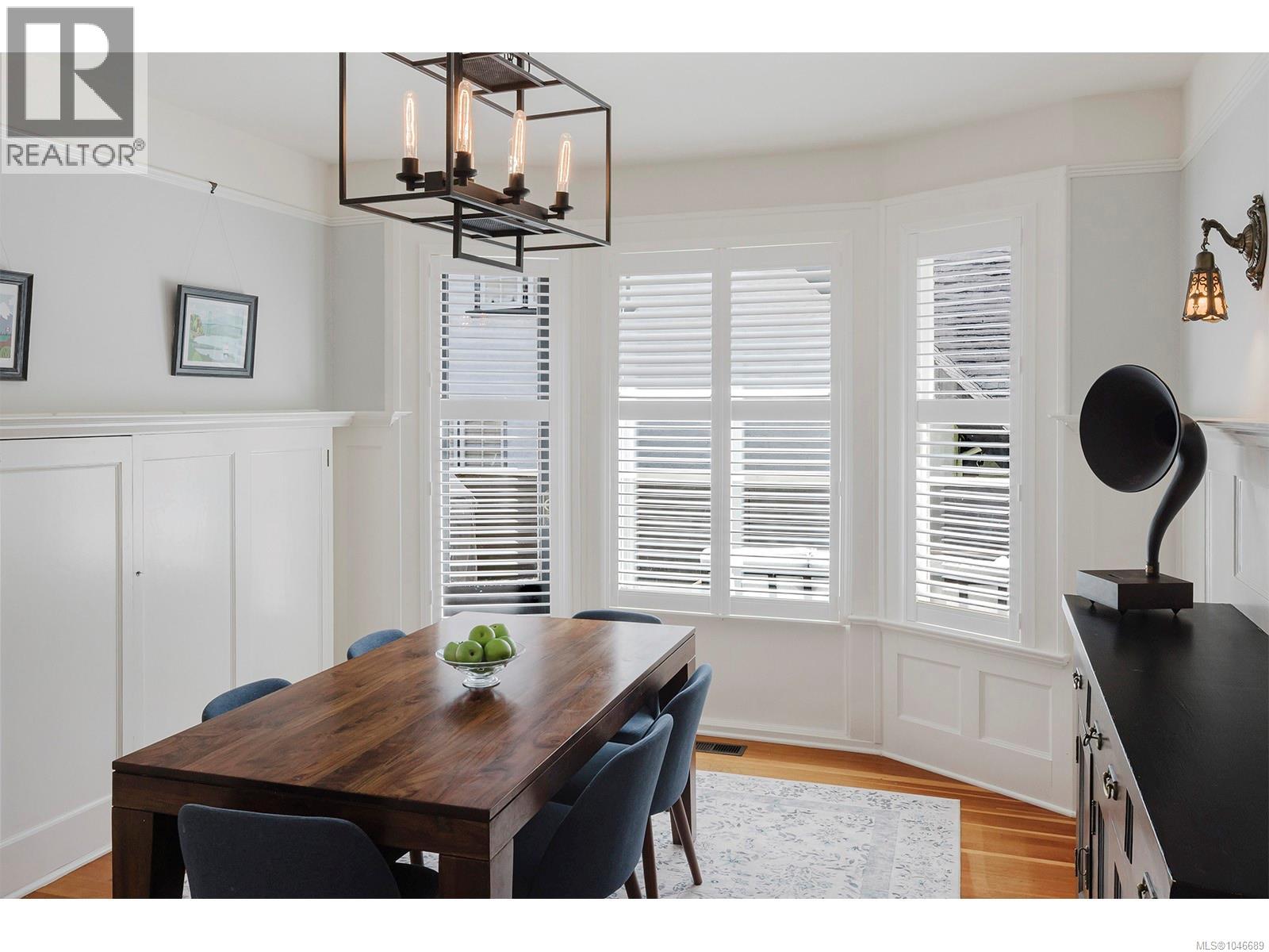  1391 Victoria Avenue, Oak Bay