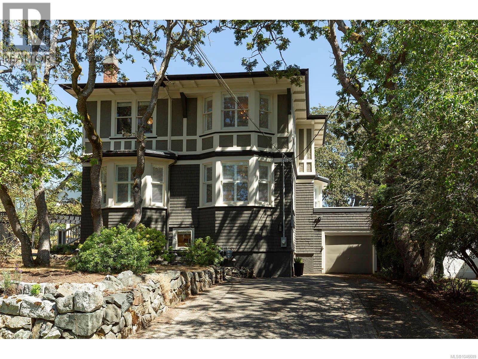  1391 Victoria Avenue, Oak Bay