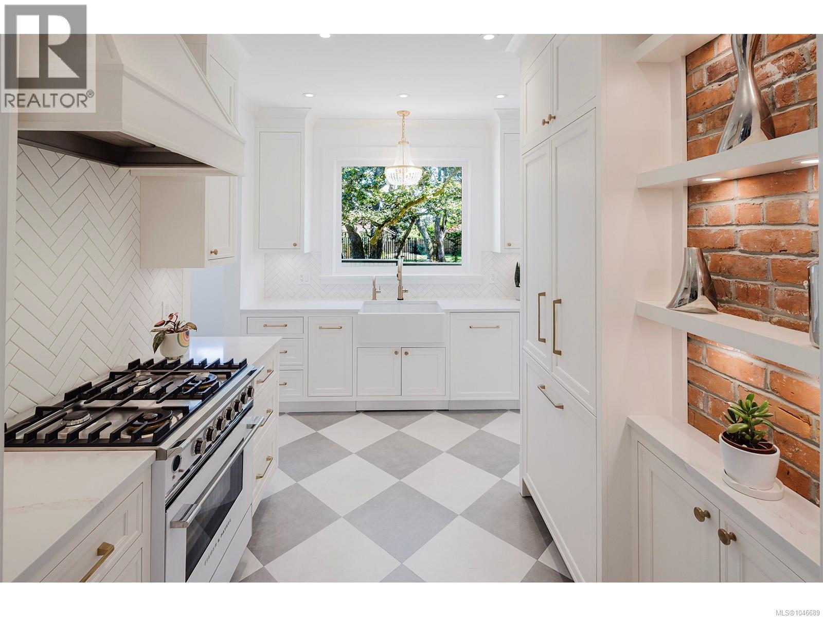  1391 Victoria Avenue, Oak Bay