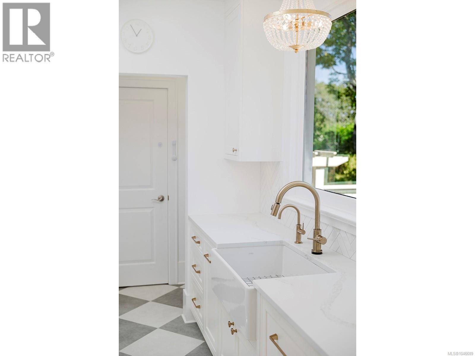  1391 Victoria Avenue, Oak Bay
