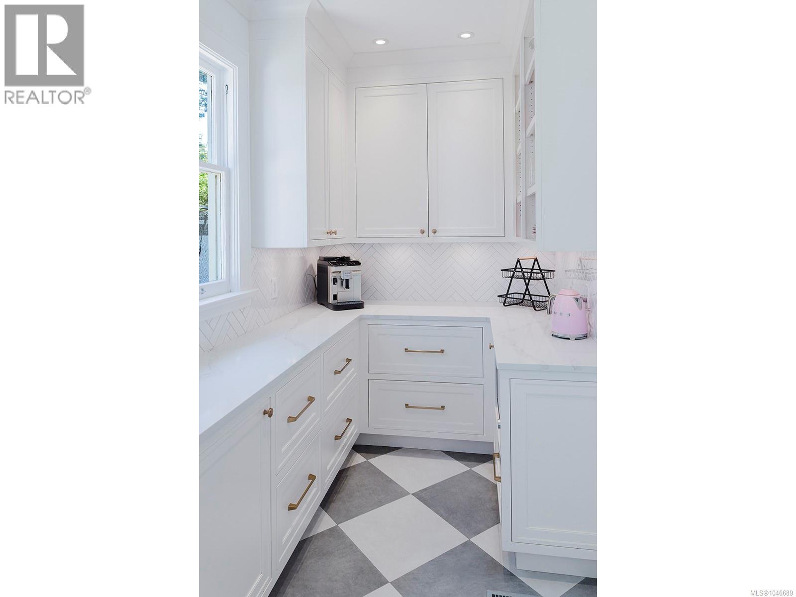  1391 Victoria Avenue, Oak Bay
