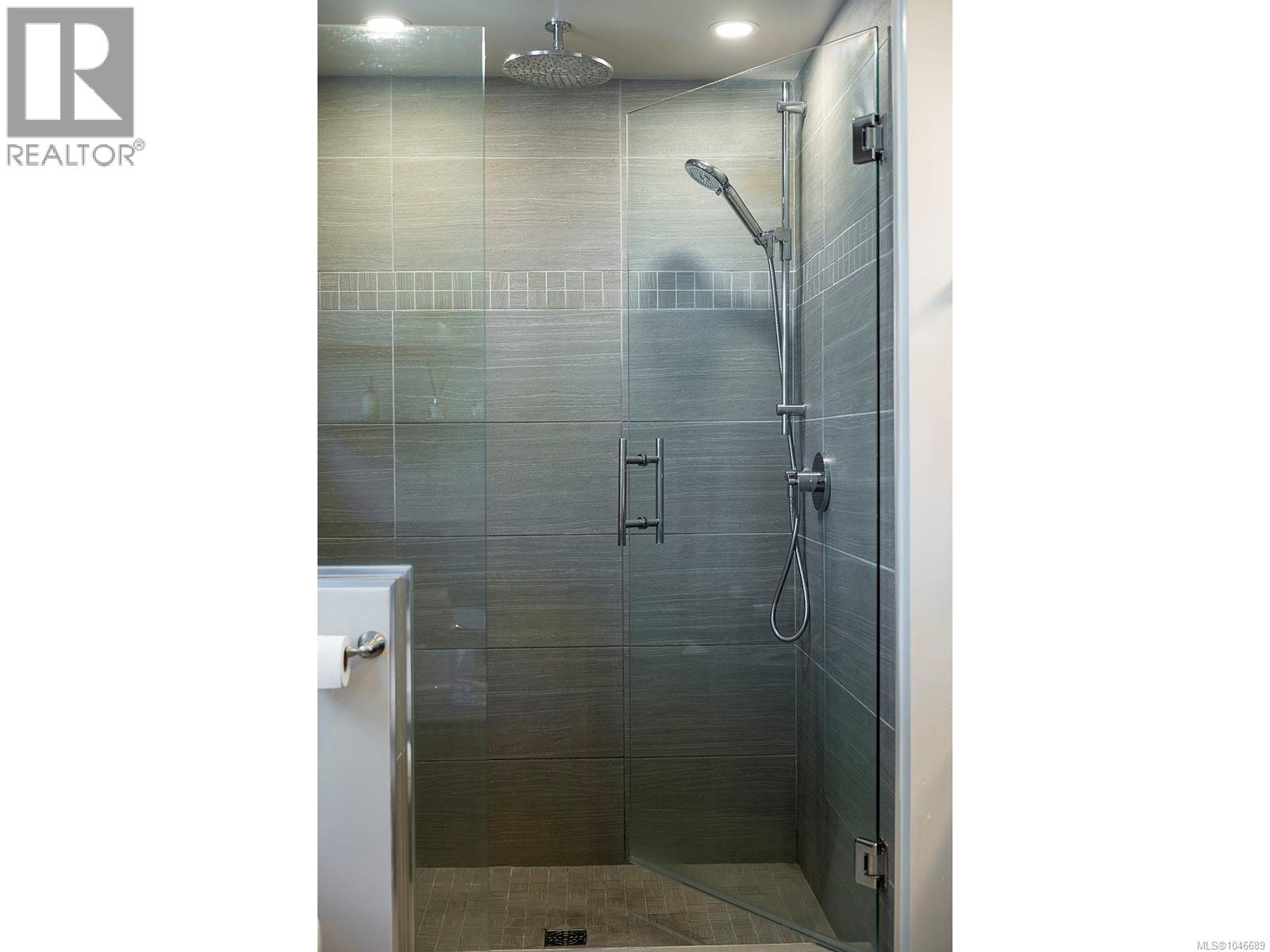  1391 Victoria Avenue, Oak Bay