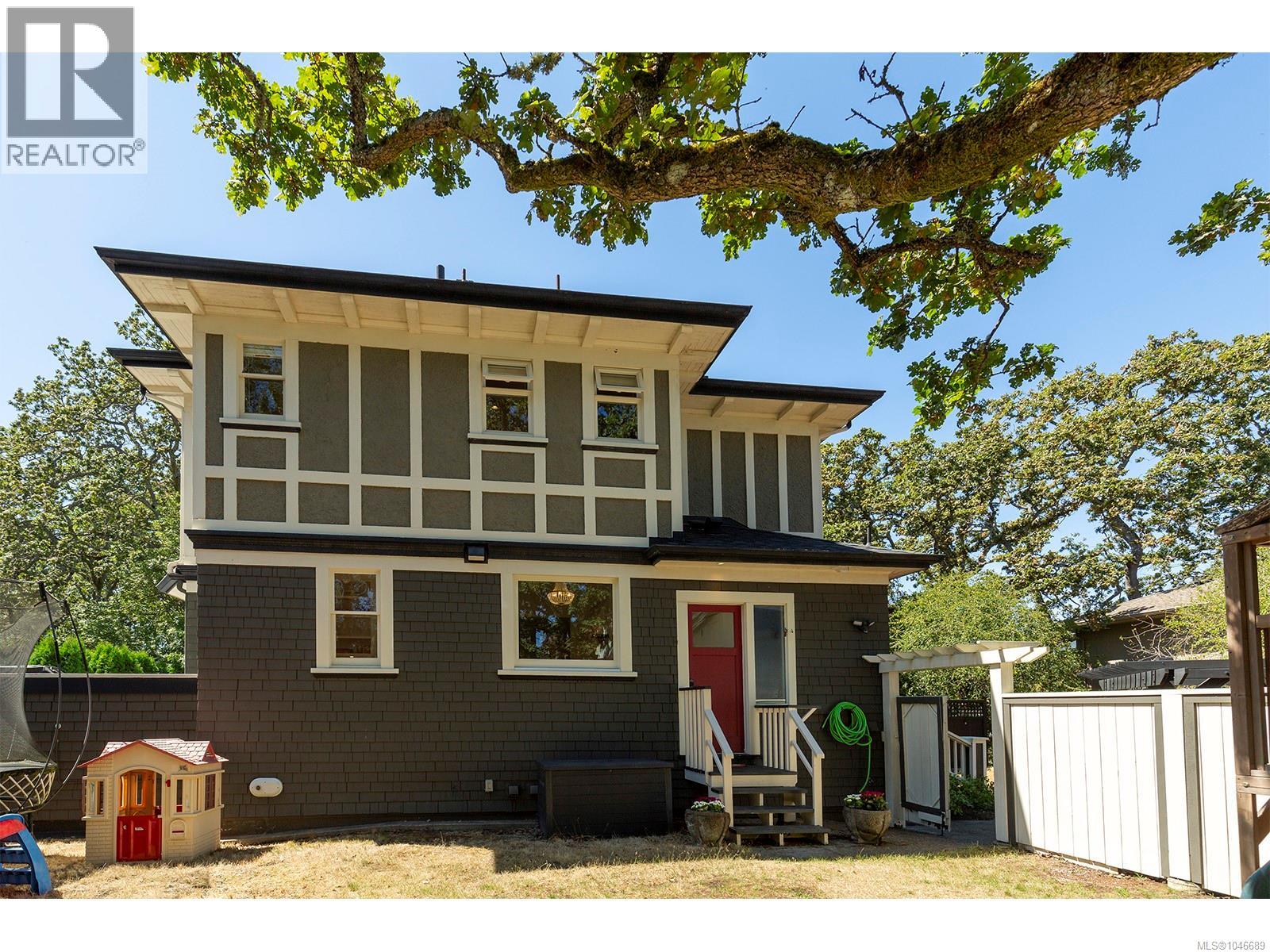  1391 Victoria Avenue, Oak Bay