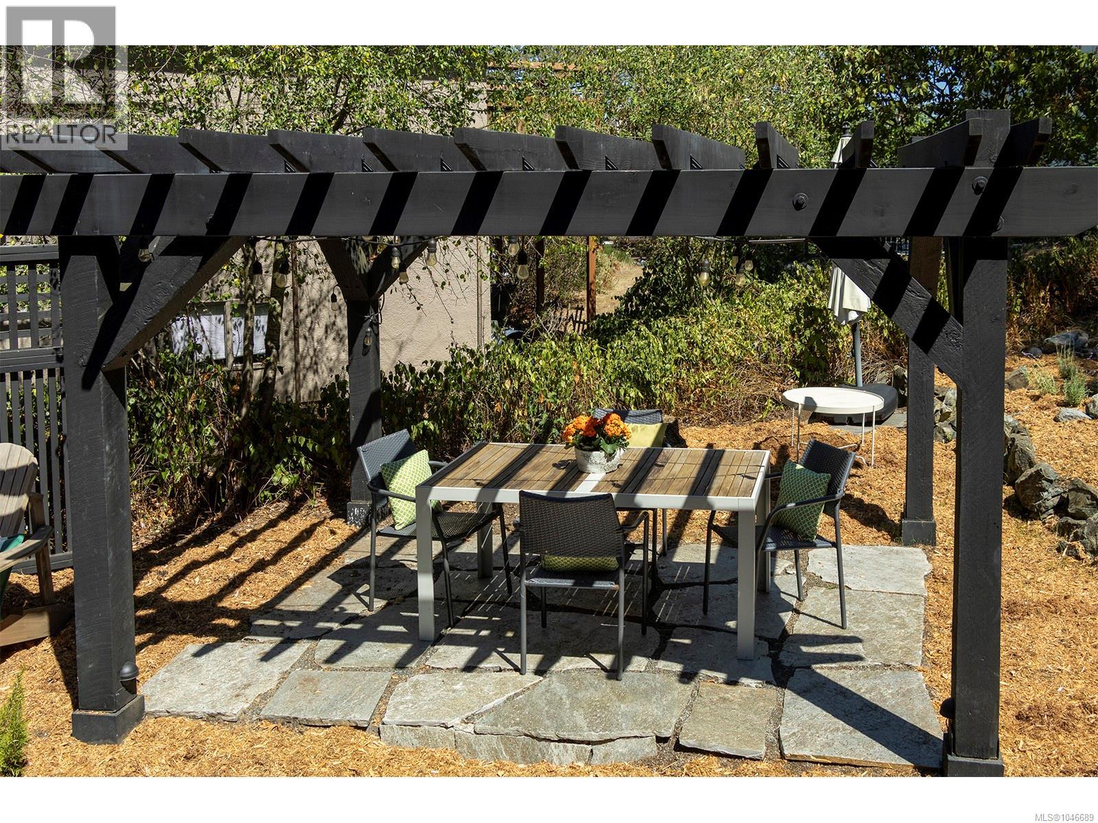 1391 Victoria Ave - 52