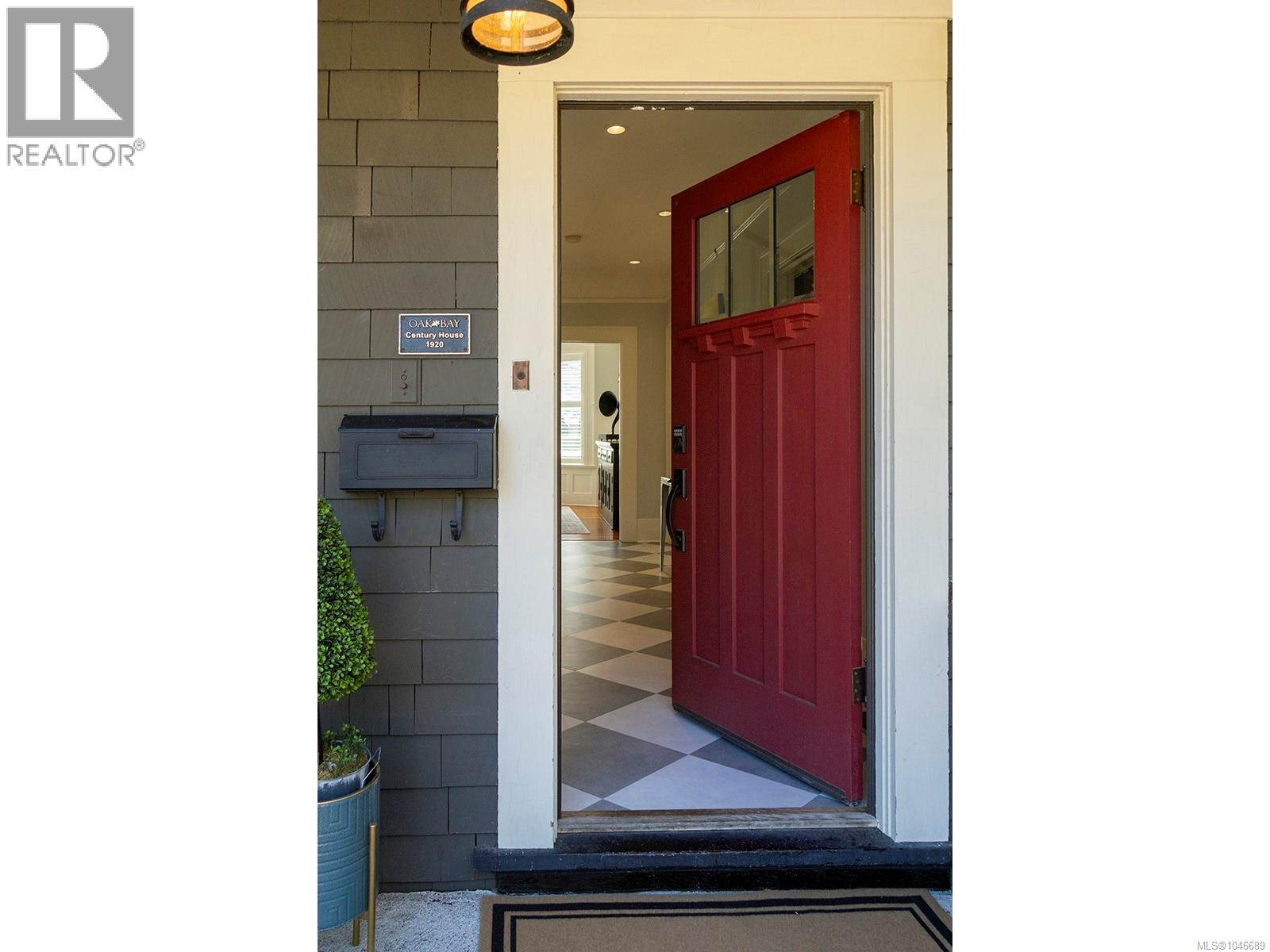 1391 Victoria Avenue, Oak Bay