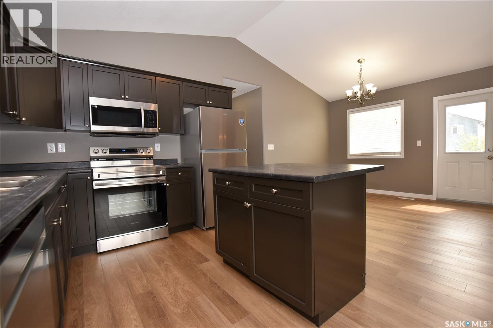 106 Geary CRESCENT - 10