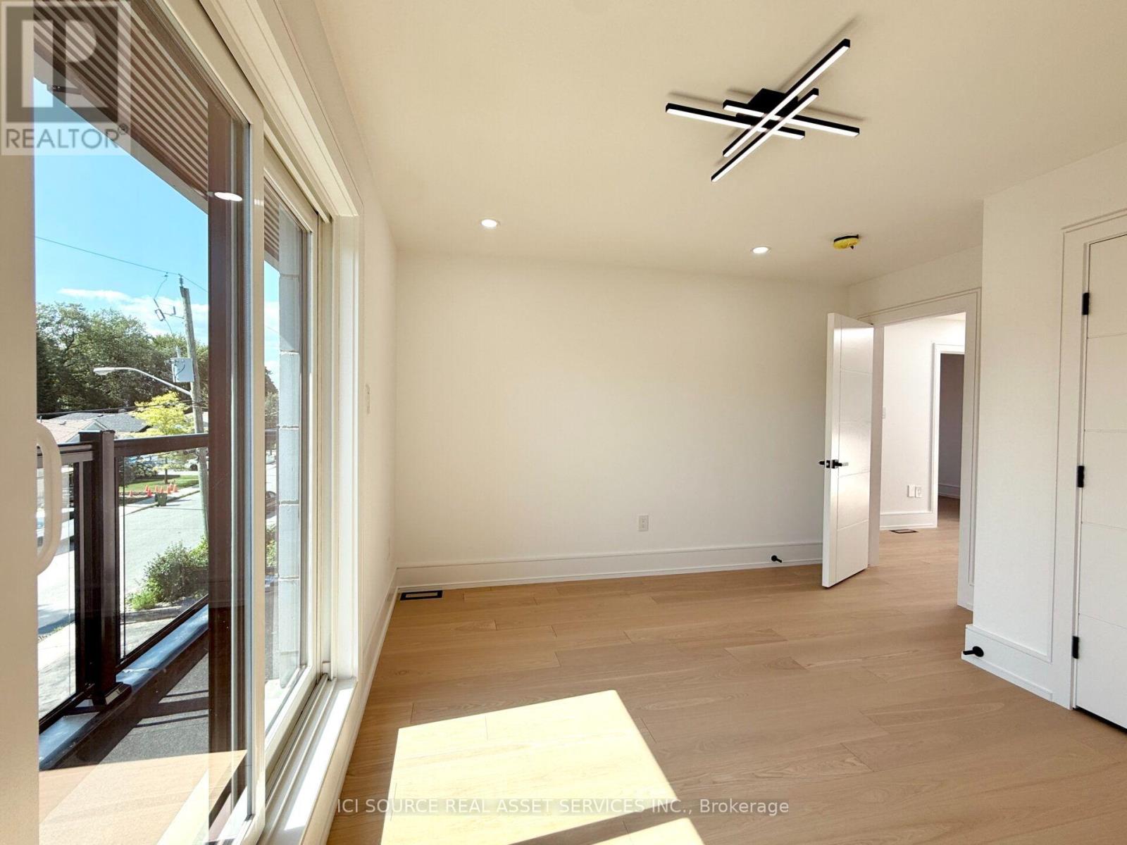 21 VANBRUGH AVENUE - 26