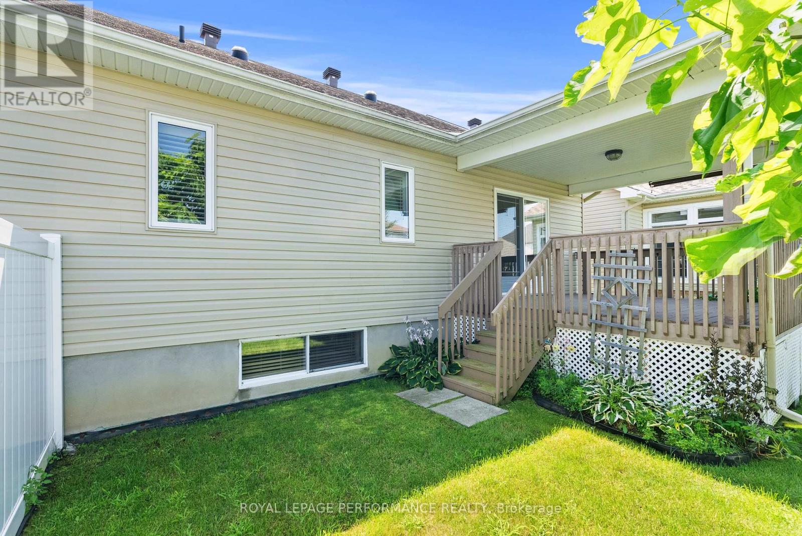 7 ABBEY CRESCENT - 32