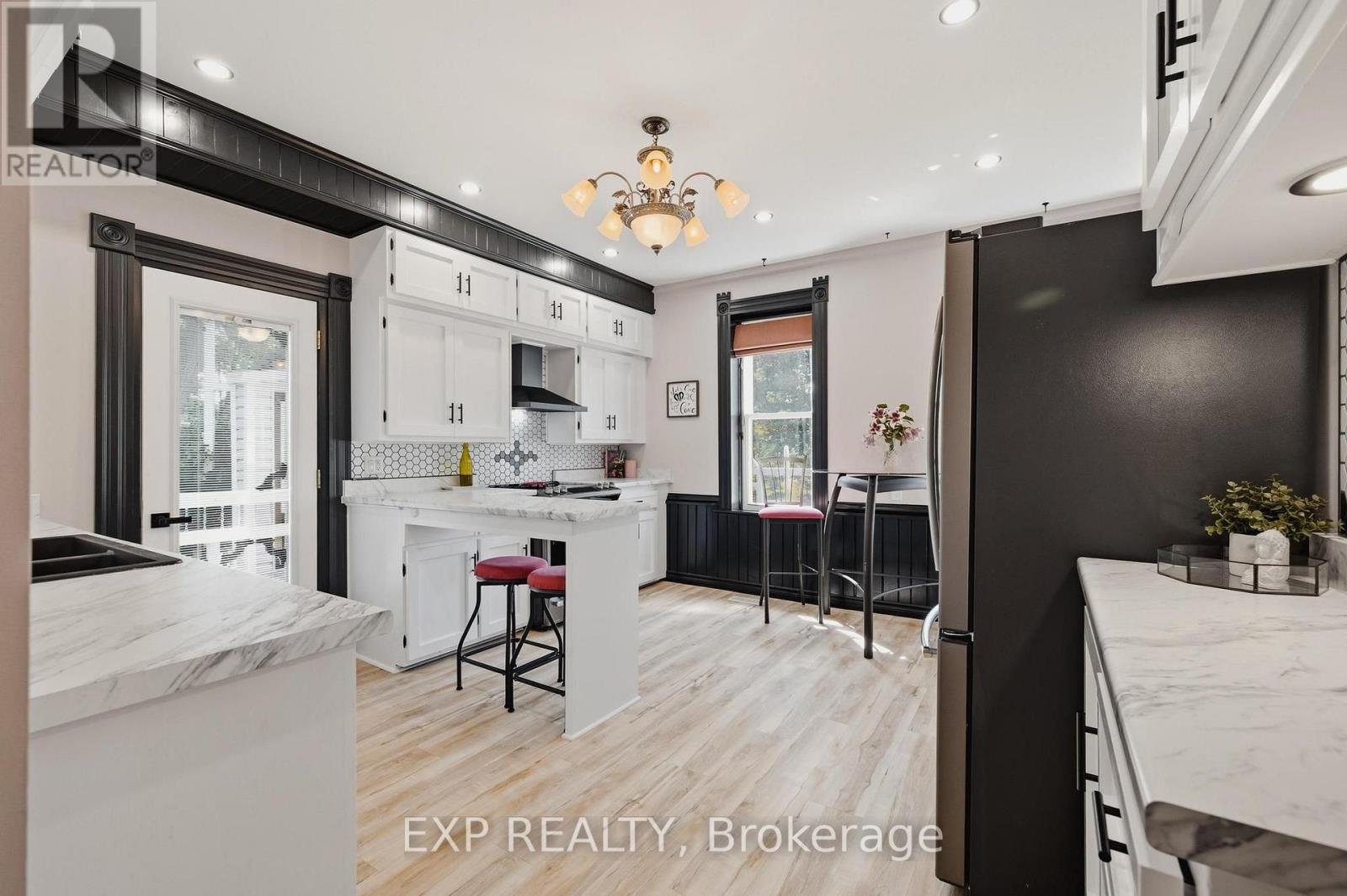 2027 VICTORIA STREET - Image 13