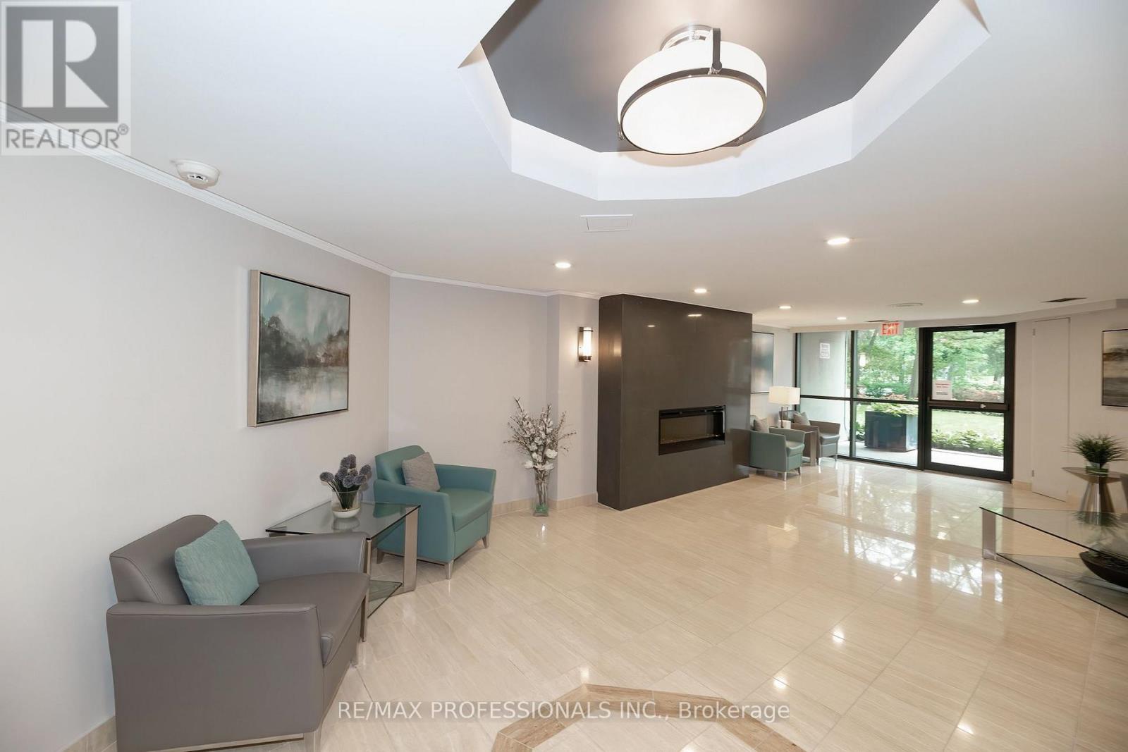 #105 95 LA ROSE AVENUE - 2