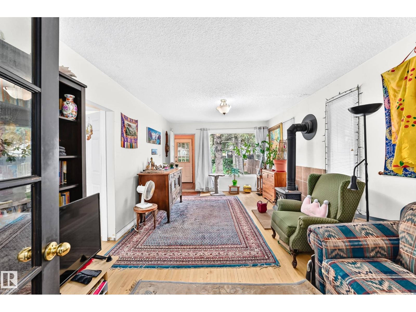 12031 90 ST NW - 5