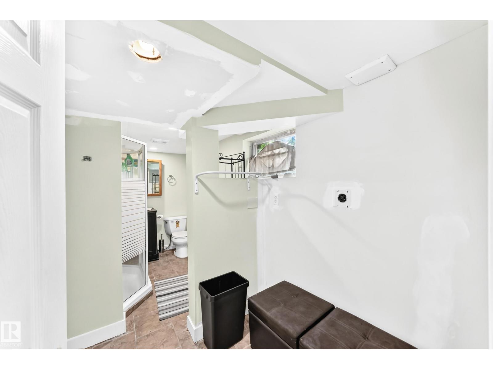 12031 90 ST NW - 32