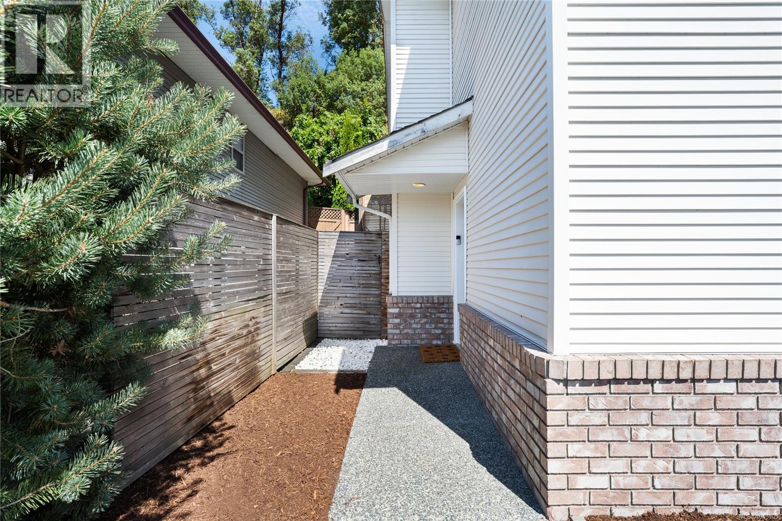4814 Fairbrook Cres - 2