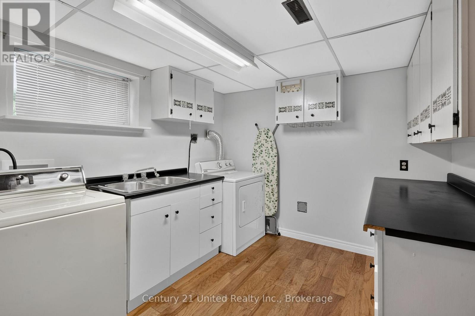 1696 APPLEWOOD CRESCENT - Image 25