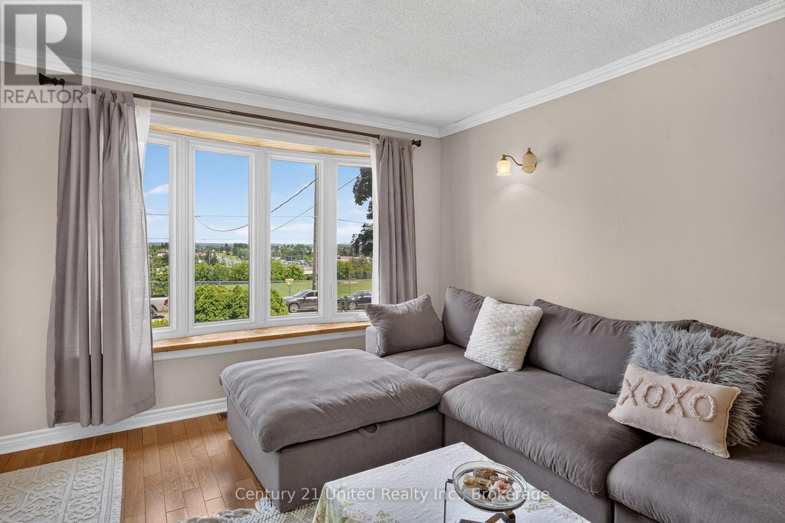 1696 APPLEWOOD CRESCENT - Image 6