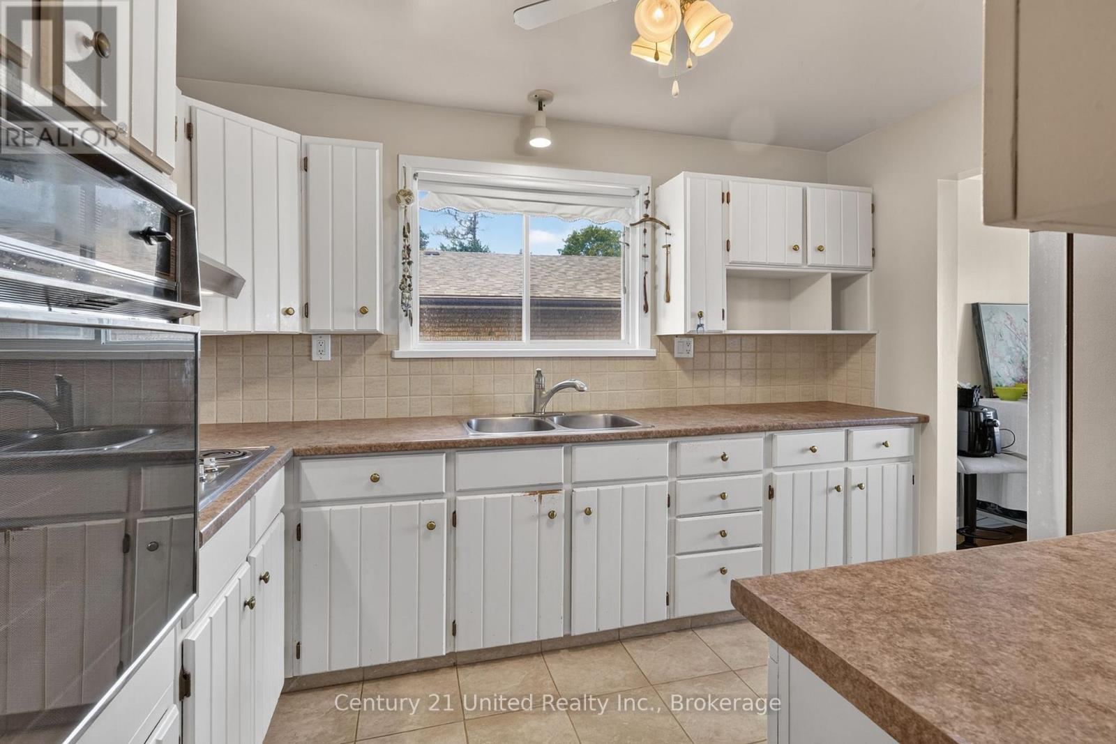 1696 APPLEWOOD CRESCENT - Image 8