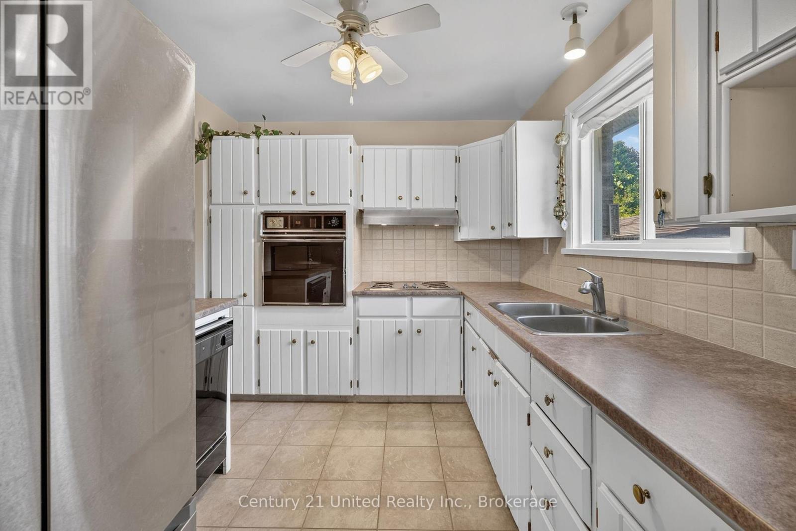 1696 APPLEWOOD CRESCENT - Image 9