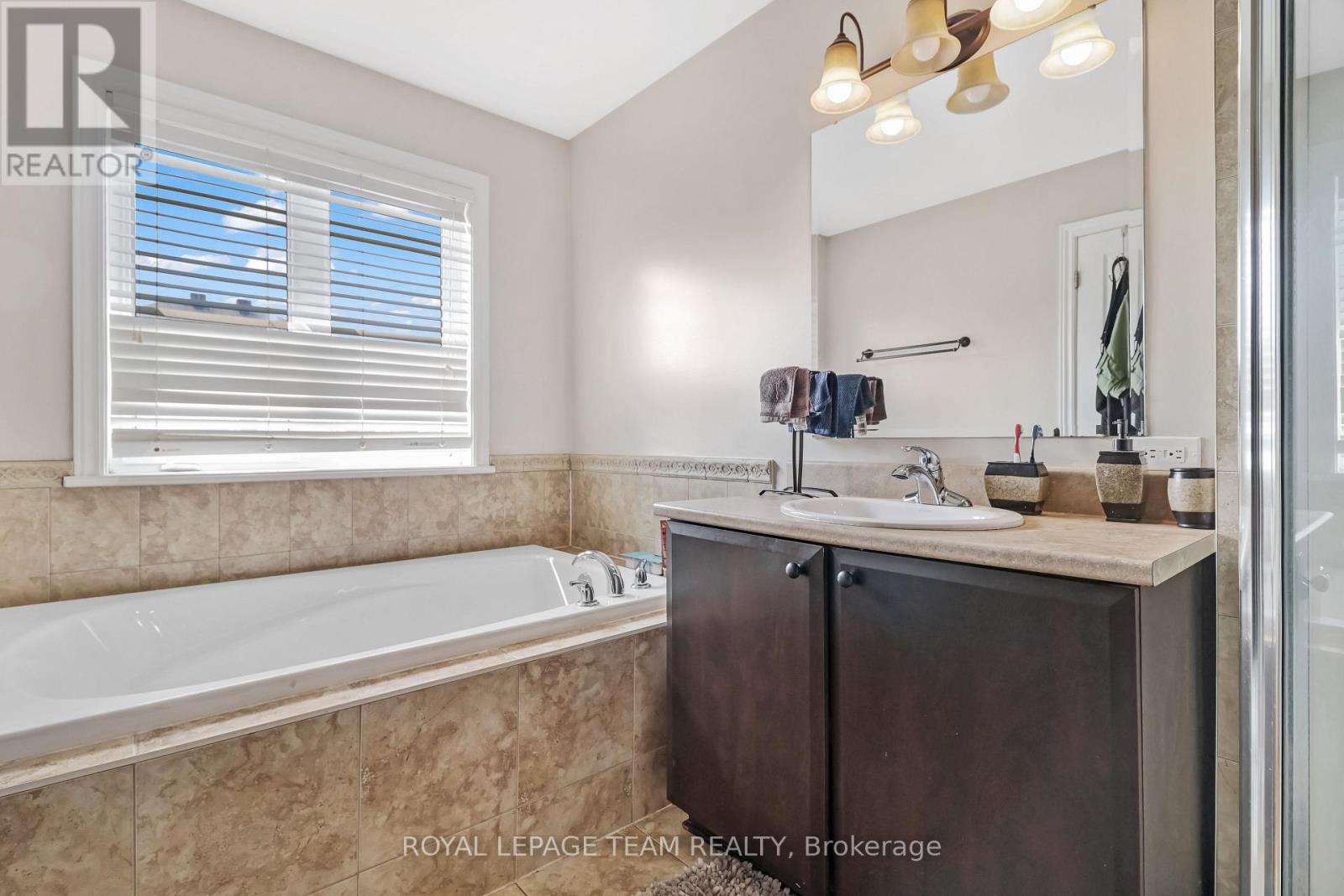 3 Bed, 3 Bath House for Sale in Ottawa – 2224 ANGELICA AVENUE, Ottawa – MLS# X13670550 - Image 18
