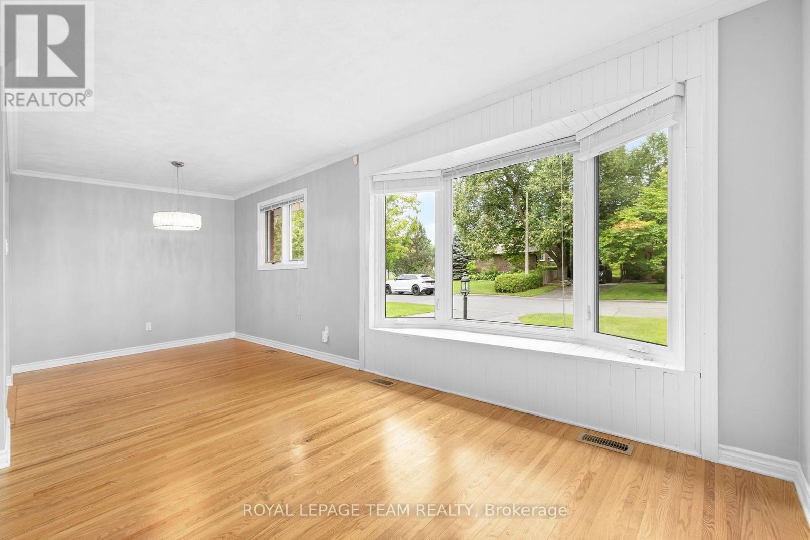 5 Bed, 2 Bath House for Sale in Ottawa – 2349 EDWIN CRESCENT, Ottawa – MLS# X13670598 - Image 15