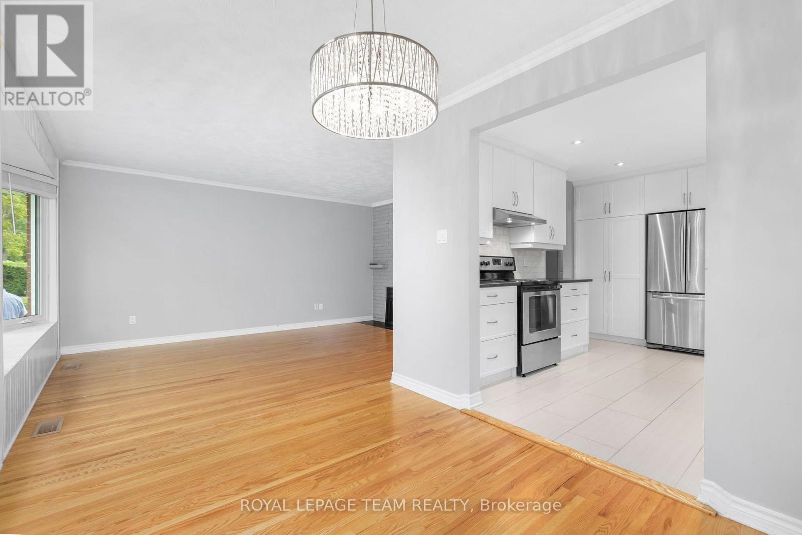 5 Bed, 2 Bath House for Sale in Ottawa – 2349 EDWIN CRESCENT, Ottawa – MLS# X13670598 - Image 16