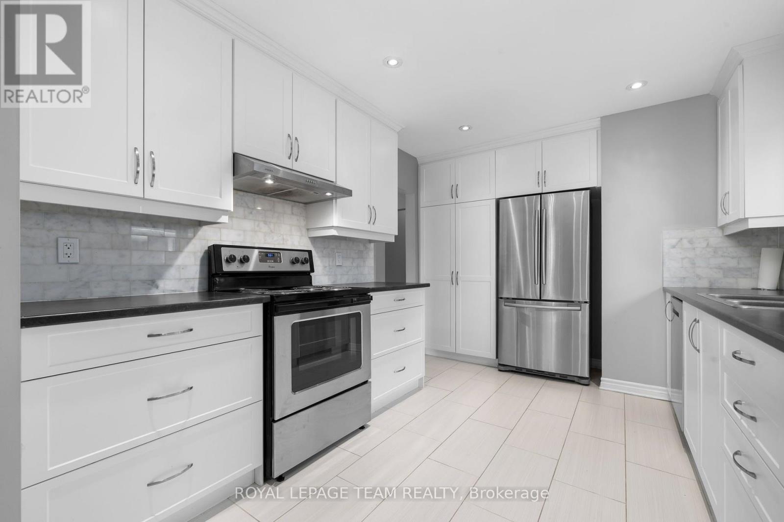 5 Bed, 2 Bath House for Sale in Ottawa – 2349 EDWIN CRESCENT, Ottawa – MLS# X13670598 - Image 17