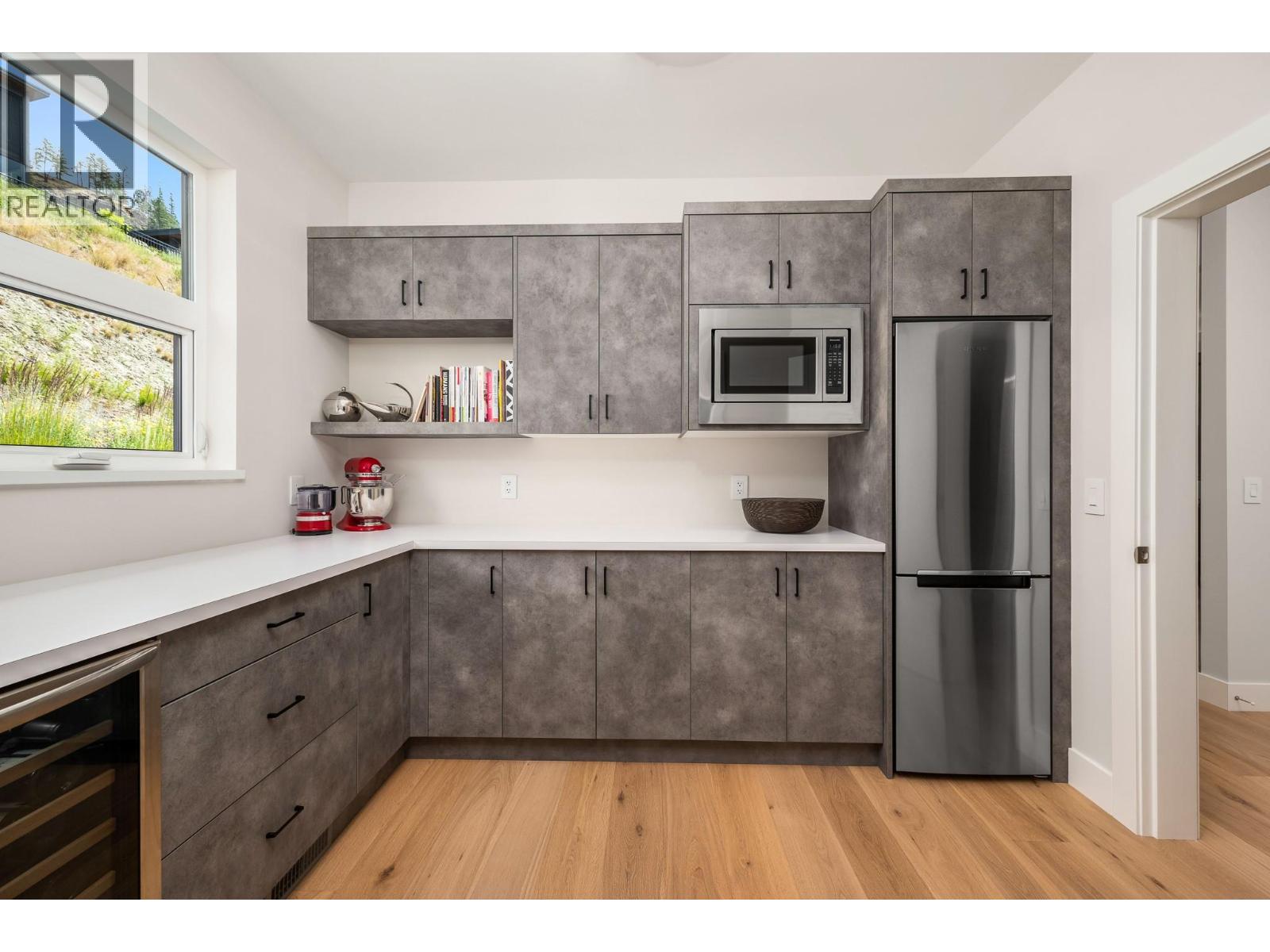9839 Beacon Hill Crescent - 32