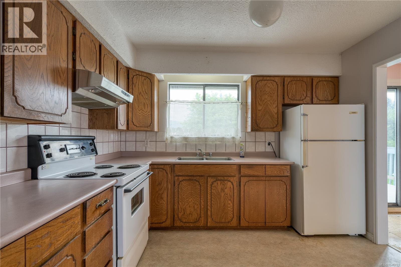2079 Camosun Cres - 8