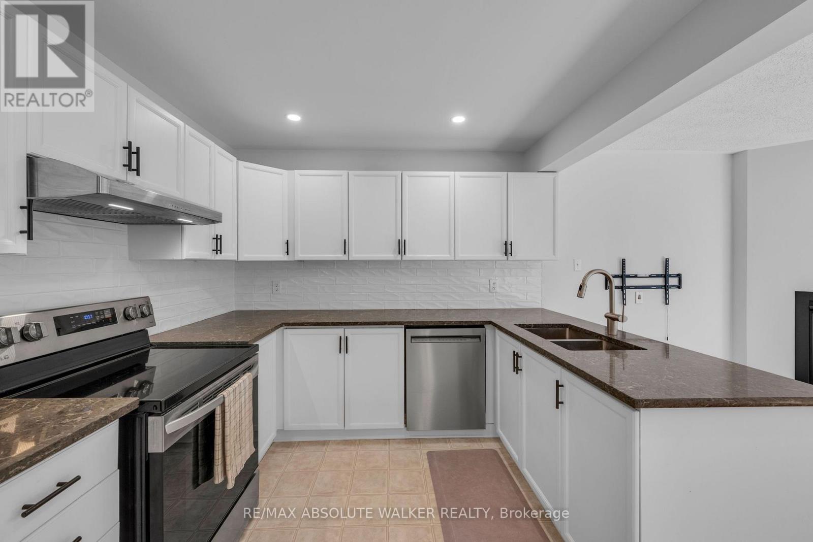 3 Bed, 2 Bath House for Sale in Ottawa – 65 HALLEY STREET, Ottawa – MLS# X13671026 - Image 14