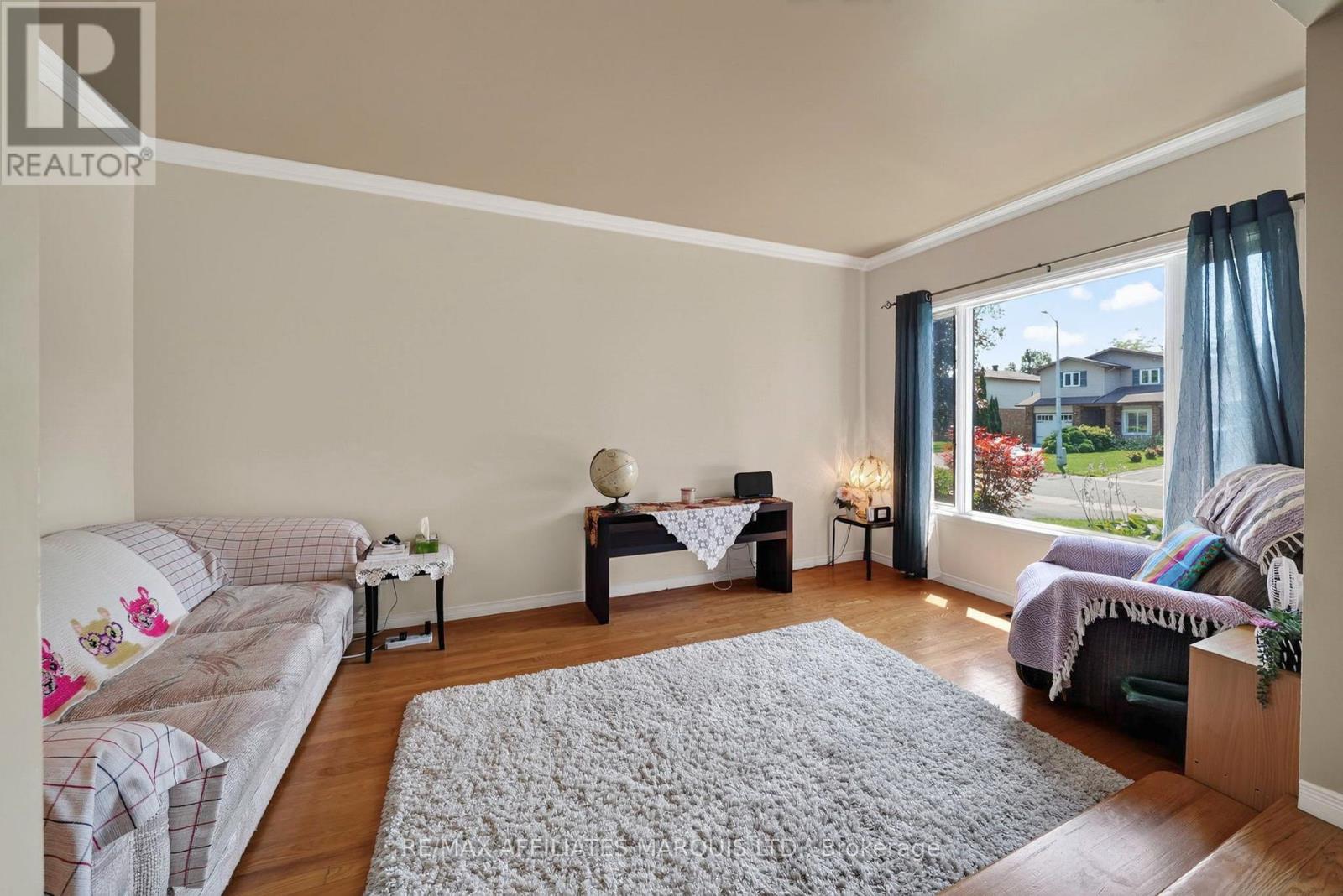 672 CHAMPLAIN DRIVE - 9