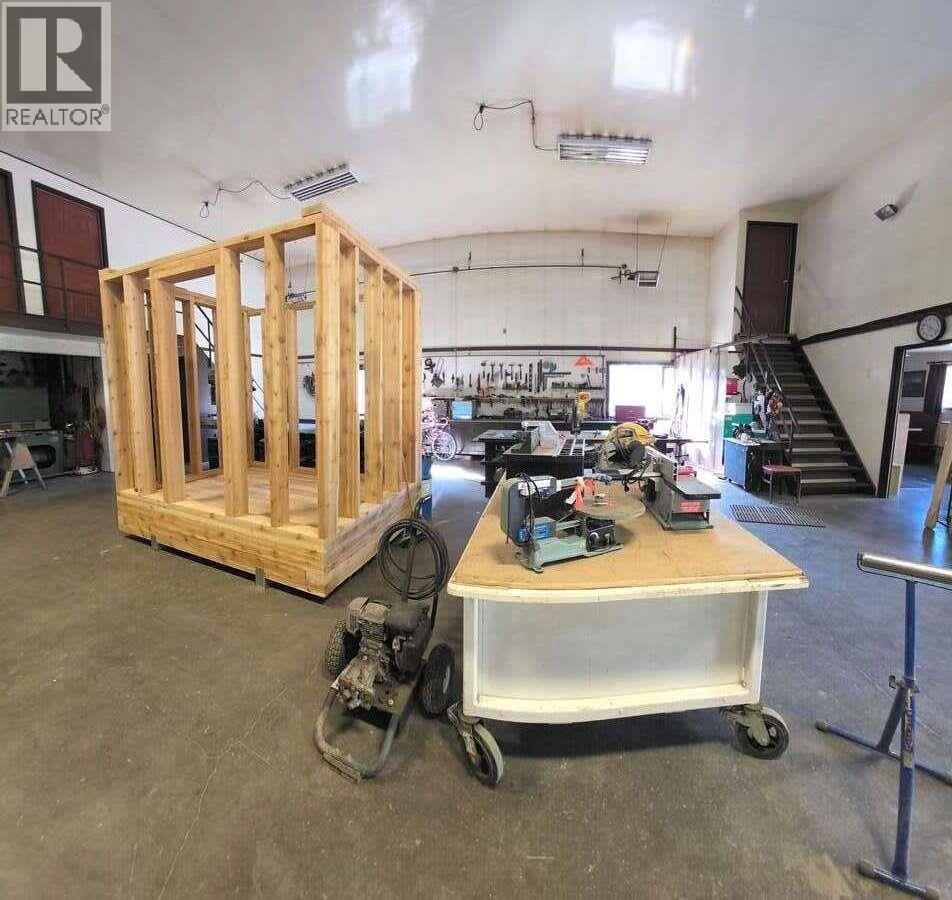 1055 HUDSON BAY MOUNTAIN ROAD - Image 32
