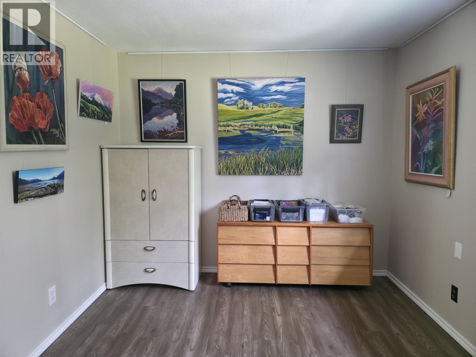 1055 HUDSON BAY MOUNTAIN ROAD - Image 19