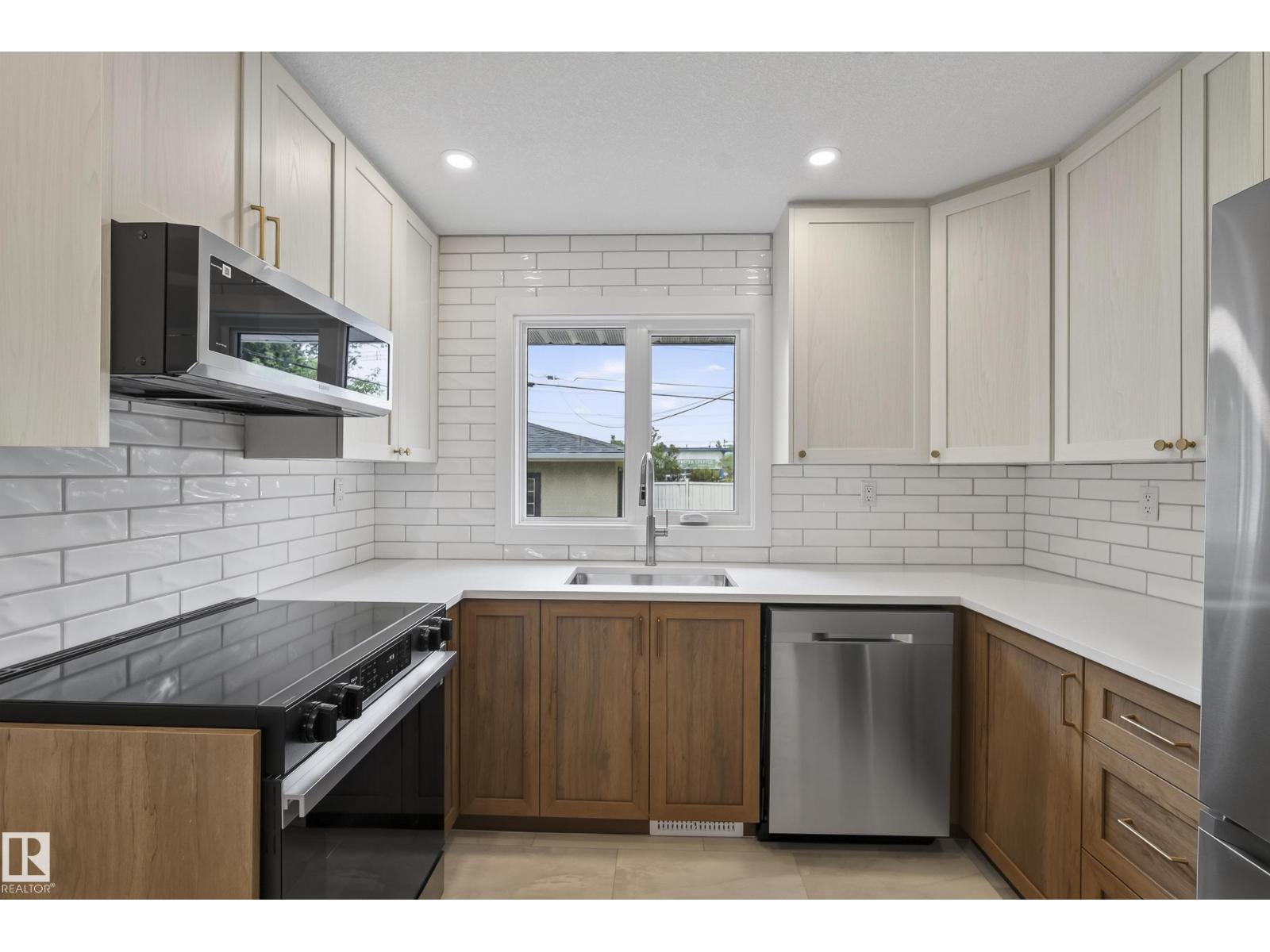 8715 64 AV NW - 15