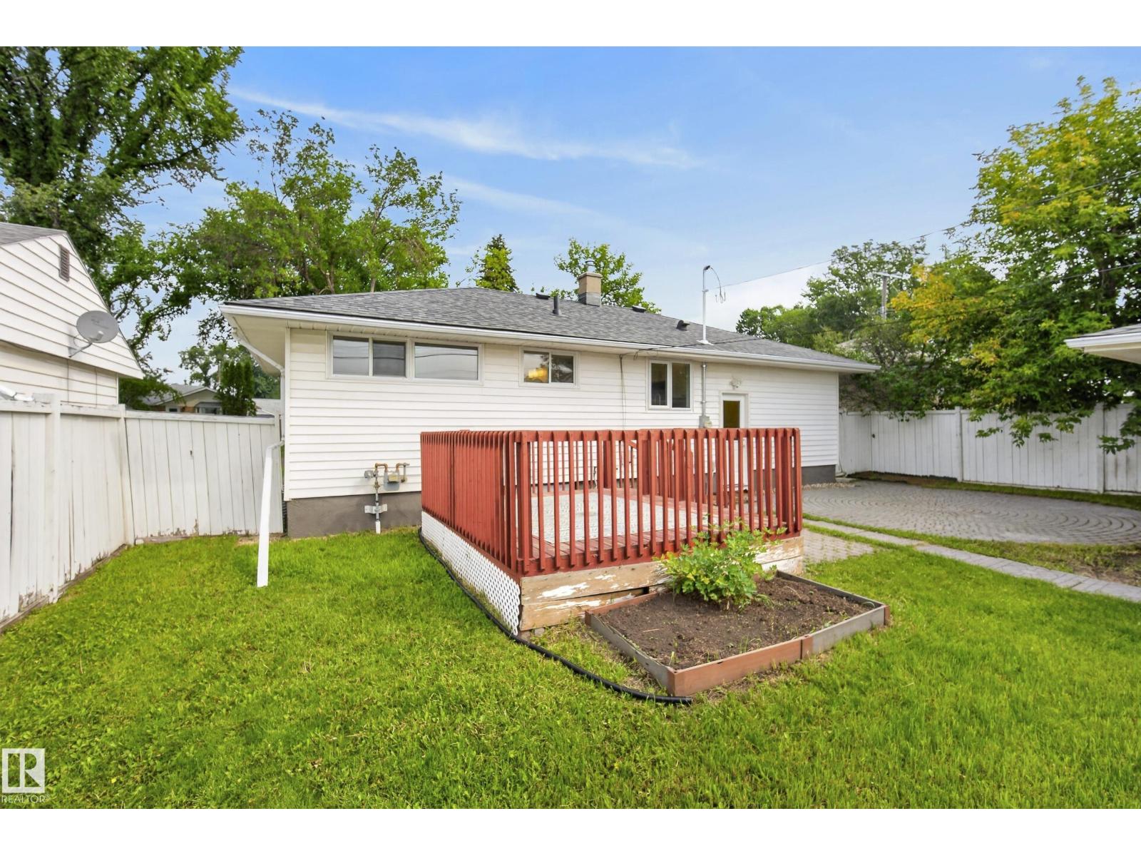 8715 64 AV NW - 40