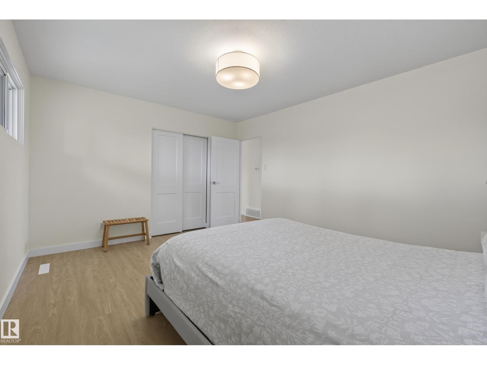 8715 64 AV NW - 23