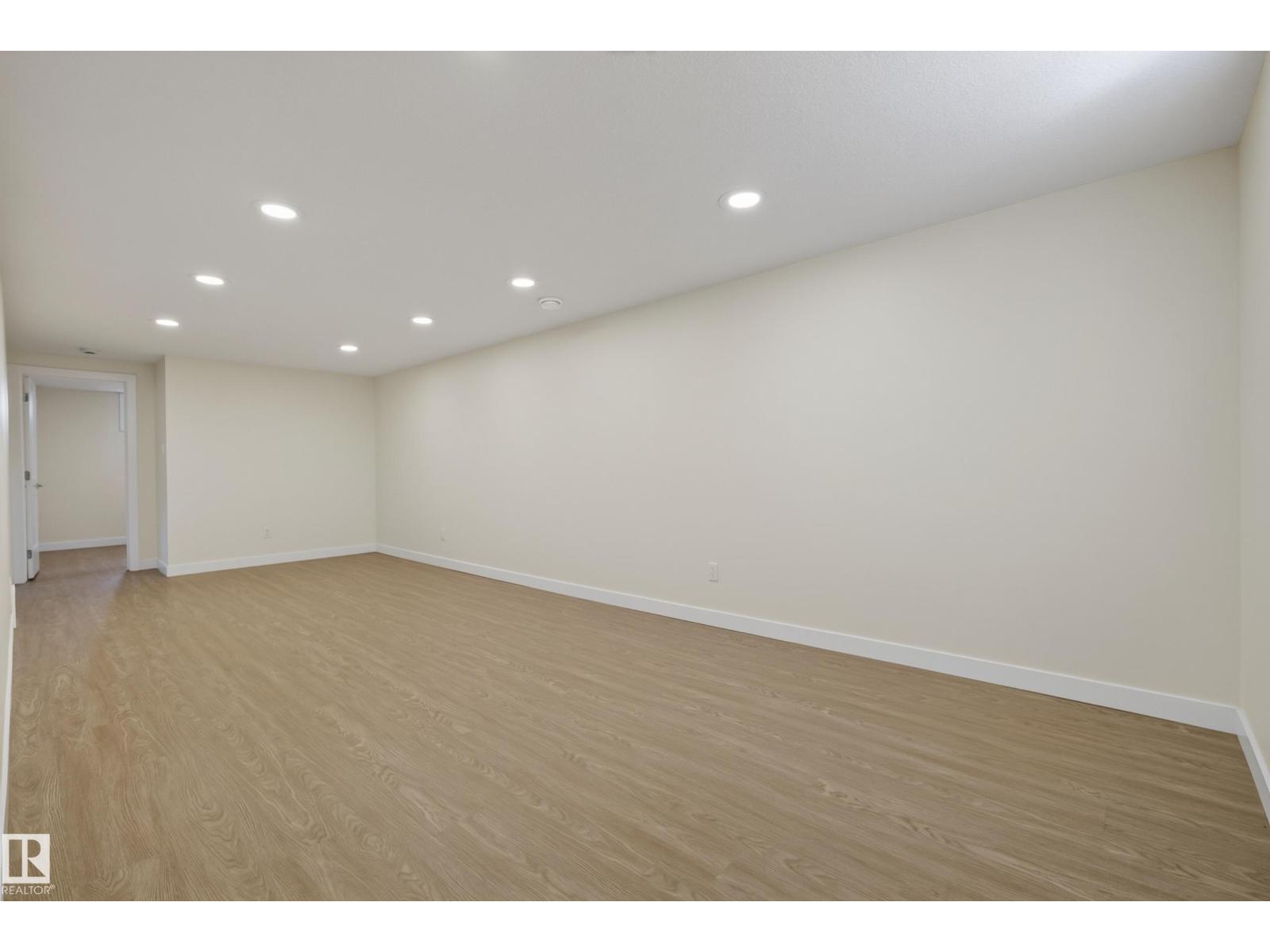 8715 64 AV NW - 29
